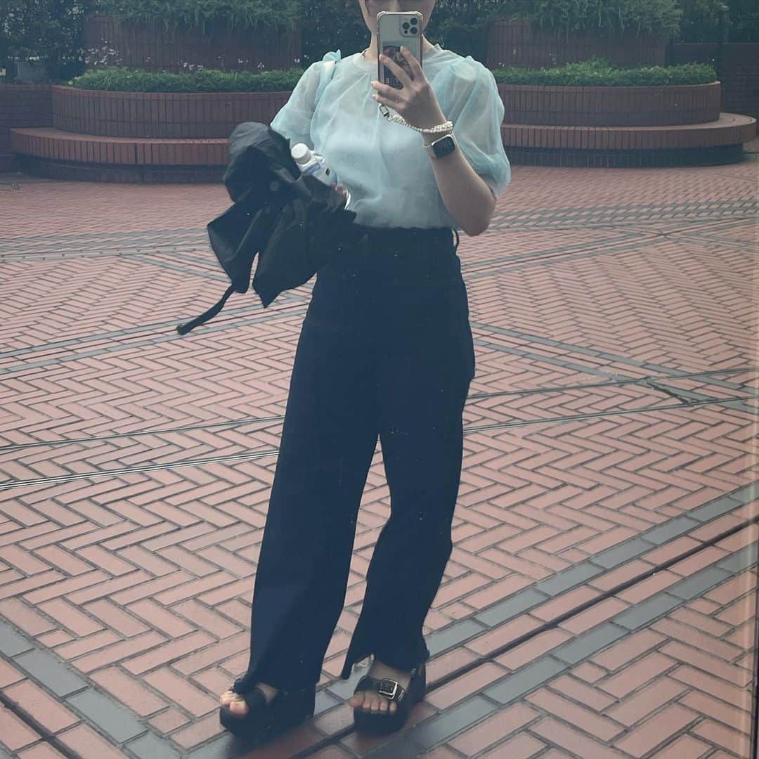 涼掛凛のインスタグラム：「強風すぎた時の🌀 7月初めはデニムばかり履いてました」