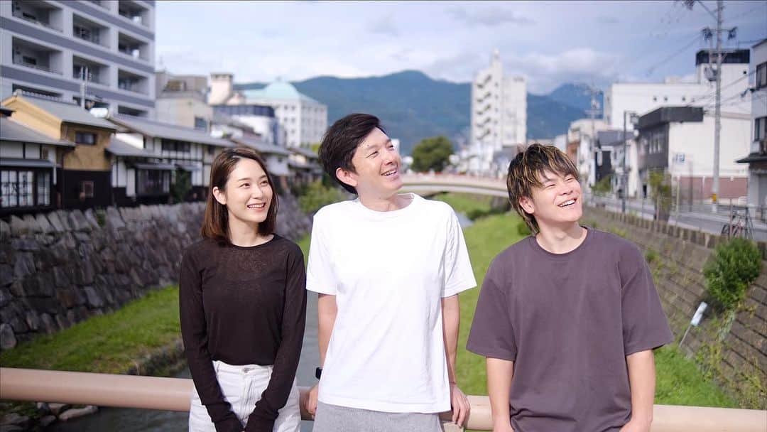 セゴリータ三世のインスタグラム：「弊社は本日で3期目に突入しました。  2019年に松本市へ移住し専業YouTuberになり 「ダメならもう一度看護師をやるだけ」と言い聞かせながら 家族を巻き込んでいる現状に 明日どうなるかも分からない不安定さに 不安で眠れない夜が何度もありました。  しかしその度に手を差し伸べて下さった皆様のおかげで2021年に目標としていた法人化でき、 妻の弟も前職を辞め入社してくれました。  まだまだ走り始めたばかりです。 起業して10年続かない会社が多いこと、 そして今でも明日どうなるか分からない仕事であることも理解しています。  これからも毎日丁寧に、 飽きられないよう新しいことに挑戦しつつ コツコツ頑張っていきたいと思っています。 今後とも応援のほど宜しくお願いします。  セゴリータ三世」