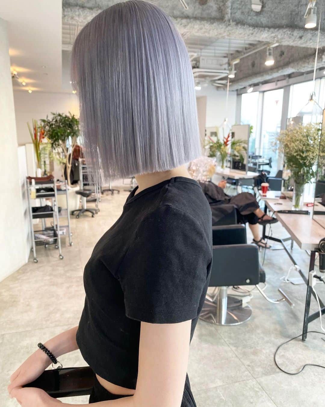 MORIZO カラースペシャリストのインスタグラム：「パツっとbobにblue violet.. 夏らしく涼しげな色み☺︎」