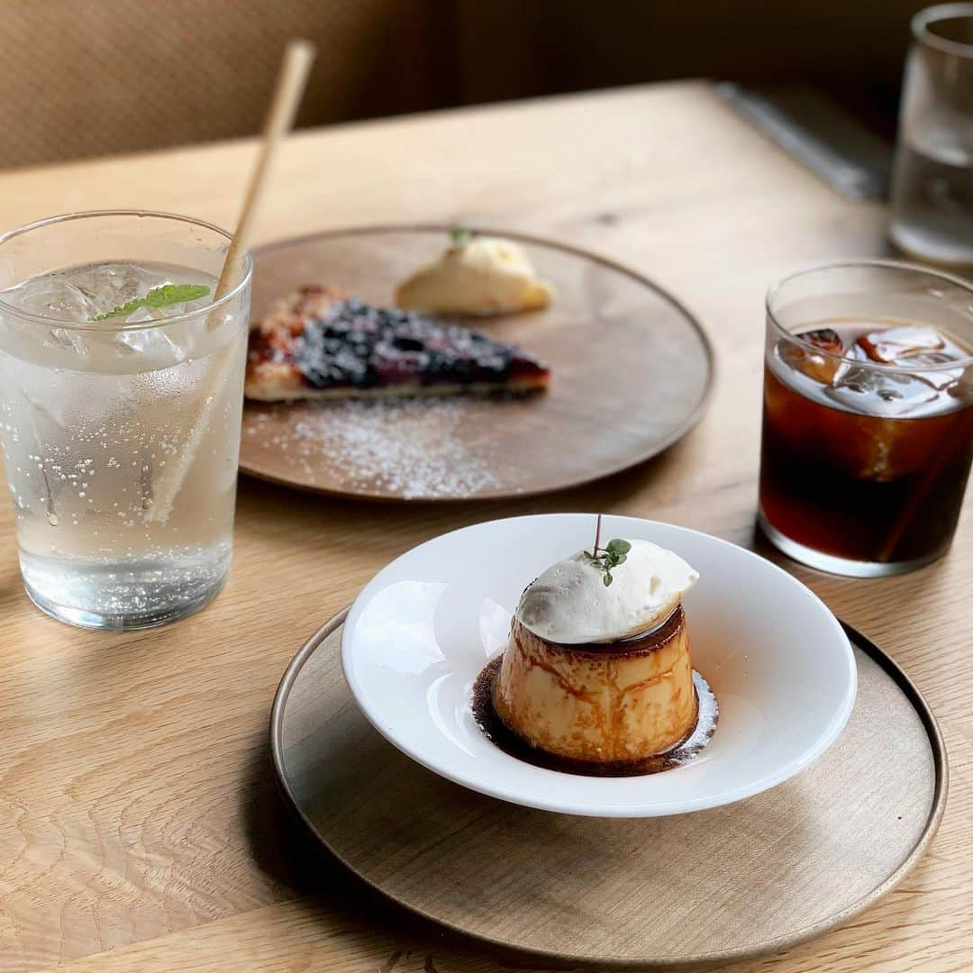 kazumi のインスタグラム：「𓈒 𓈒 𓈒  @gallery_mitsuki   甘さ控えめで美味し🍮✨ 内田さんの器も素敵でした🫶🏻  #緑月 #カフェ #内田悠」