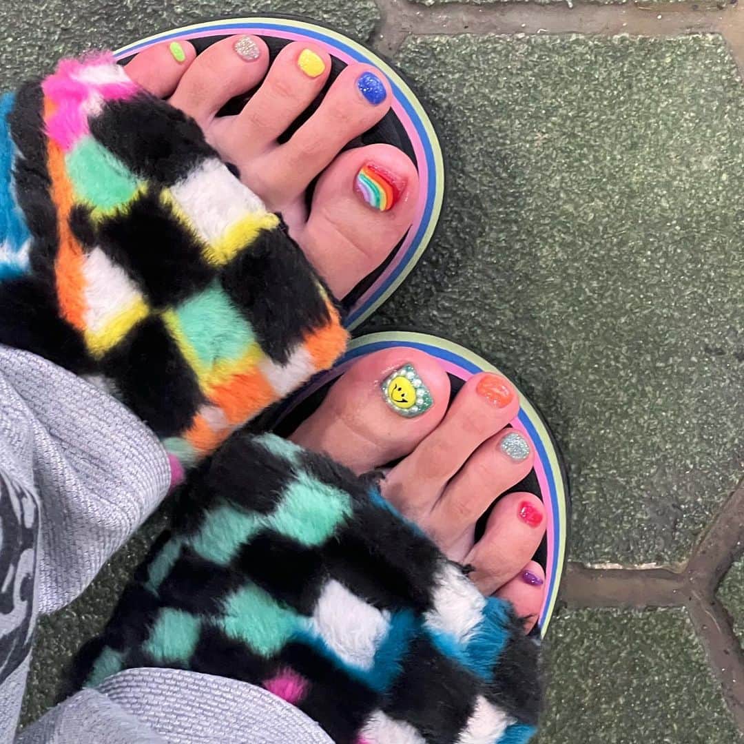 冬野あゐくのインスタグラム：「初のフットネイルでチタネイル体験してきた🎶 チタネイルをベースに塗ったら効果時の熱いのとか無かったし 浮き剥がれも防止してくれるらしから持ちもいいみたいで最高⤴︎︎︎💖 みんなも試してみて😽 #チタネイル #TITANAIL @titanail.official」