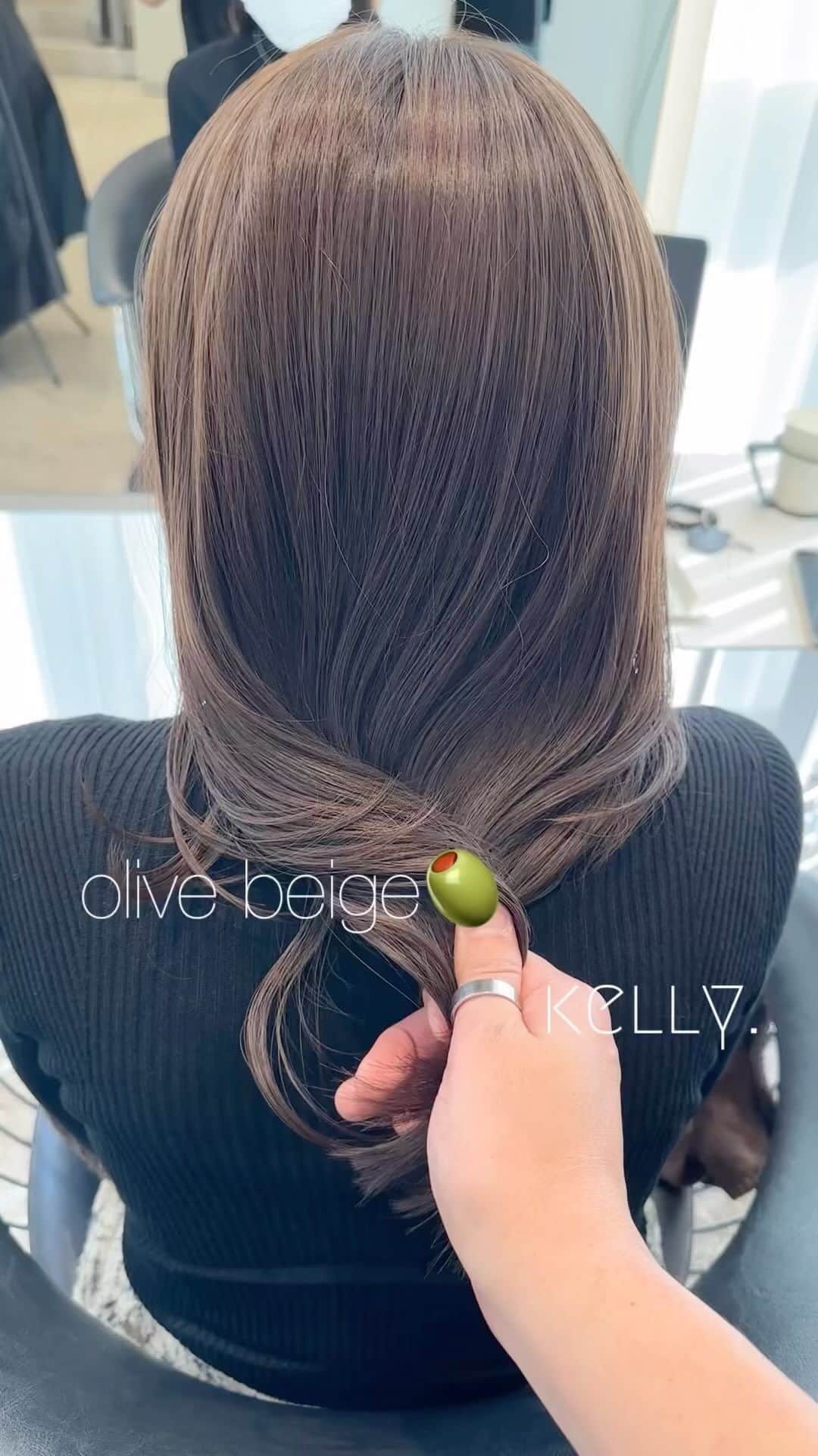 齋藤純也のインスタグラム：「オリーブベージュ✂︎  カットを生かすヘアカラーをこだわって施術させていただきます💇‍♀️ ハサミの入れ方一つを繊細に骨格と輪郭と髪質に合わせて誰よりも似合うヘアスタイルを♩  ✴︎PRICE✴︎ カット✂︎7700円 カラー✂︎7700円  カットなしの場合シャンプーブロー料金+2200円 カラーはトリートメントin処方で圧倒的な艶感と手触りをプラスします。 ブリーチor3Dハイライト施術はプラス7700円です。 パーマ✂︎7700円 トリートメント✂︎種類多数によりカウンセリングで決めさせていただきます。5500円〜11000円 縮毛矯正✂︎17600円、前髪のみは6600円 ・ ネット予約が×の所もお電話かDMで時間調整できますので気軽にご連絡ください！ kelly.表参道本店　A1出口より徒歩45秒 東京都渋谷区神宮前5-2-5 JY表参道ビル２Ｆ kelly. ・ ・ ✔️群馬県伊勢崎市で出勤するスケジュールは隔週水曜日です。 群馬店は料金が異なります、お問い合わせください 群馬のご予約はＤＭまたは ホットペッパービューティーで  kelly. by L.O.G 検索✂︎ 在籍日程が少なくて申し訳ありません。 薬剤は最新のものを揃えました 群馬県伊勢崎市宮前町146-1」