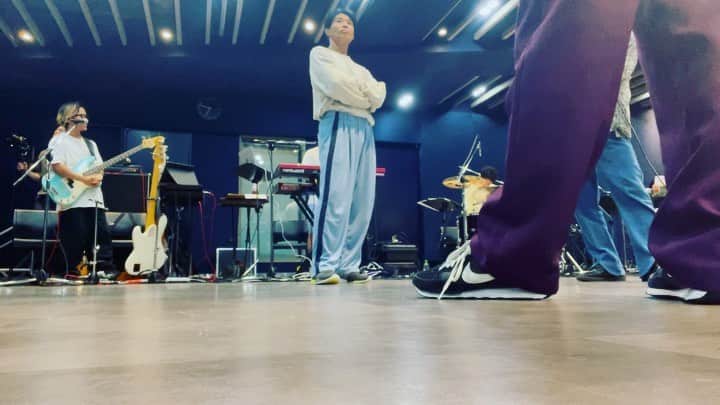 shojiのインスタグラム：「s**t kingzのダンスライブツアー「踊ピポ」のバンドリハーサルが開始しました🔥  もう音が最高すぎて溶けます🫠 大好きなメンバーが再集結❤️‍🔥  早くこの音を聞いて欲しいし、この音で踊るs**t kingzを観て欲しい🤩 あーマジでテンション上がったー🤩 踊ピポお楽しみにー！  全国7都市行くから是非お近くに遊びにきてねー🙋‍♂️  #stkgz #シッキン #シットキングス #shoji #持田将史 #踊ピポ　#ザシット #生音ヤバし　#バンド全員かっこ良すぎる　#アゲアゲのアゲ」