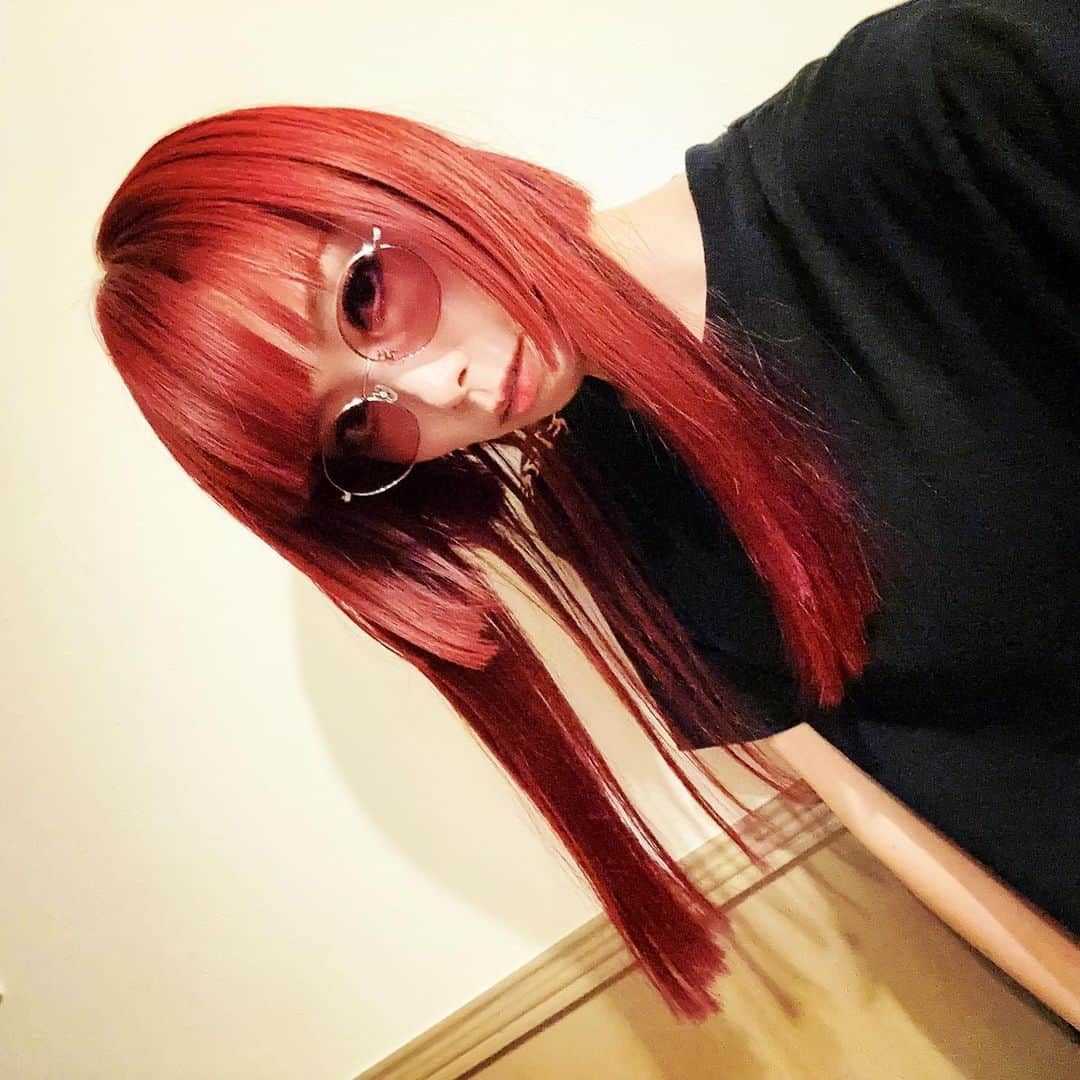 ながしまみのりのインスタグラム：「📍Updated. 限りなく二次元に近い三次元 ⁡ #赤髪 #redhair」