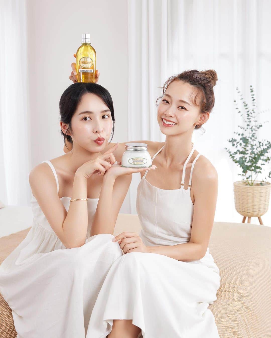 吳斐莉のインスタグラム：「從夏天以來～我們家溼度計都是顯示在4-50%左右，這乾的程度堪比美國鳳凰城了有沒有🫠  所以這夏天我身體保養的超勤勞 寵愛自己加倍加倍🙌🏼 #歐舒丹 杏仁美體系列 很適合～😍  而且因為日頭烈烈出門都會擦防曬 晚上就要用「身體的卸妝油 #杏仁沐浴油」 天然植萃蘊含51%普羅旺斯甜杏仁油 遇水極速乳化 搭配沐浴球就有豐盈細緻泡沫 好好的幫肌膚清潔 但又可以給肌膚滋潤柔嫩不乾澀 清潔+一次完成✅  之後洗完澡擦乾身體 再擦上「 #杏仁緊膚凝霜 」 凝霜質地清爽不粘膩 淡淡的杏仁清香 另添加杏仁緊緻複合配方 可以讓我們肌膚 48HR長效保濕、緊緻滑嫩有光澤yo✨  這夏天曬黑了點 光澤很重要～絕對不能乾巴巴的💪🏼  如果妳還沒用過 即日起到8/31免費兌換 【摯愛杏仁明星體驗禮】 https://bit.ly/3ObgmUL  ✔️杏仁沐浴油6ml+杏仁緊膚凝霜6ml  #緊膚美體首選 #歐舒丹 #LOccitane #EverybodyLovesAlmond」