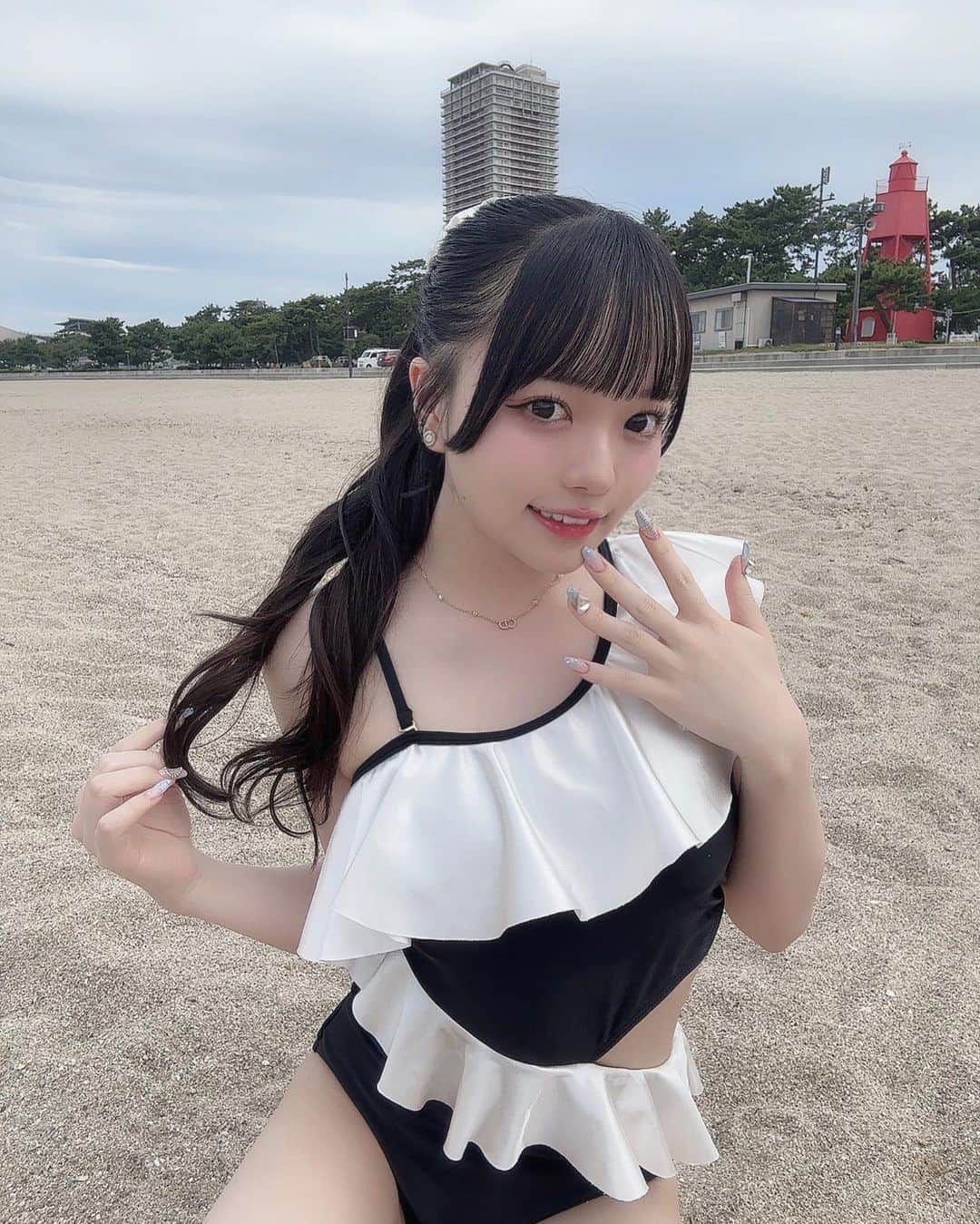 のインスタグラム：「･ ･ ･ ･  今年 初海 ~ ！！🫧  この水着早く着たくてうずうずしてました > <🖤  プールも海もまだまだ行きたい､､ !!  ･ ･ ･ ･ ･ ･ ･ ･  #水着 #水着コーデ #海 #アイドル #idol #黒髪 #黒髪ロング #フレンチガーリー #フレンチガーリーコーデ #ljk #jkブランド #ootd #like4likes #followme #fff」