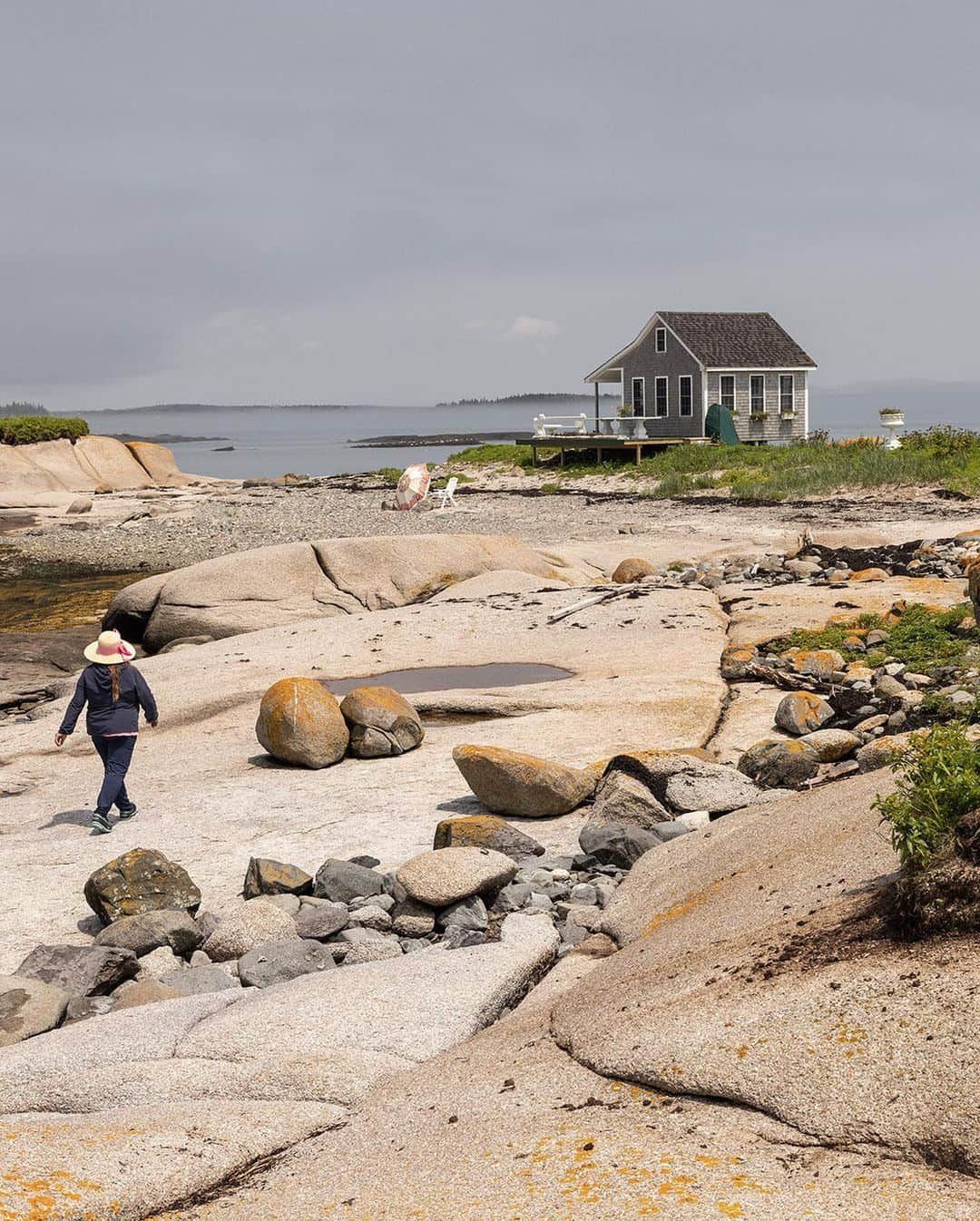 ニューヨーク・タイムズさんのインスタグラム写真 - (ニューヨーク・タイムズInstagram)「When Charlotte Gale answered an ad for “Duck Ledges Island, offered in its entirety,” the island’s owner, Billy Milliken, had a unique request: The buyer had to spend one night on the island before making an offer. There is no running water and nothing but seals and ducks and birds to keep you company.  The viral listing’s unusual requirement piqued public interest, including from the author Stephen King, who posted on Twitter, “There’s a novel here, just waiting to be written.”  The island was in Wohoa Bay, in Downeast Maine, along a section of rocky coastline known as the Bold Coast. When Gale got to the one-and-a-half-acre island, she took in her surroundings — the cedar-clad cabin standing there improbably yet invitingly; the flat rock ledges where seals sunbathe; the little sandy beaches and tide pools. It was a summer day with clear blue skies — “the most perfect top 10 day,” as Gale would later say. She was on the island no longer than 10 minutes before she was sold on it.   Tap the link in our bio to see more from Duck Ledges and to read about Gale’s life on the island. Photos by @gretarybus」8月2日 22時10分 - nytimes