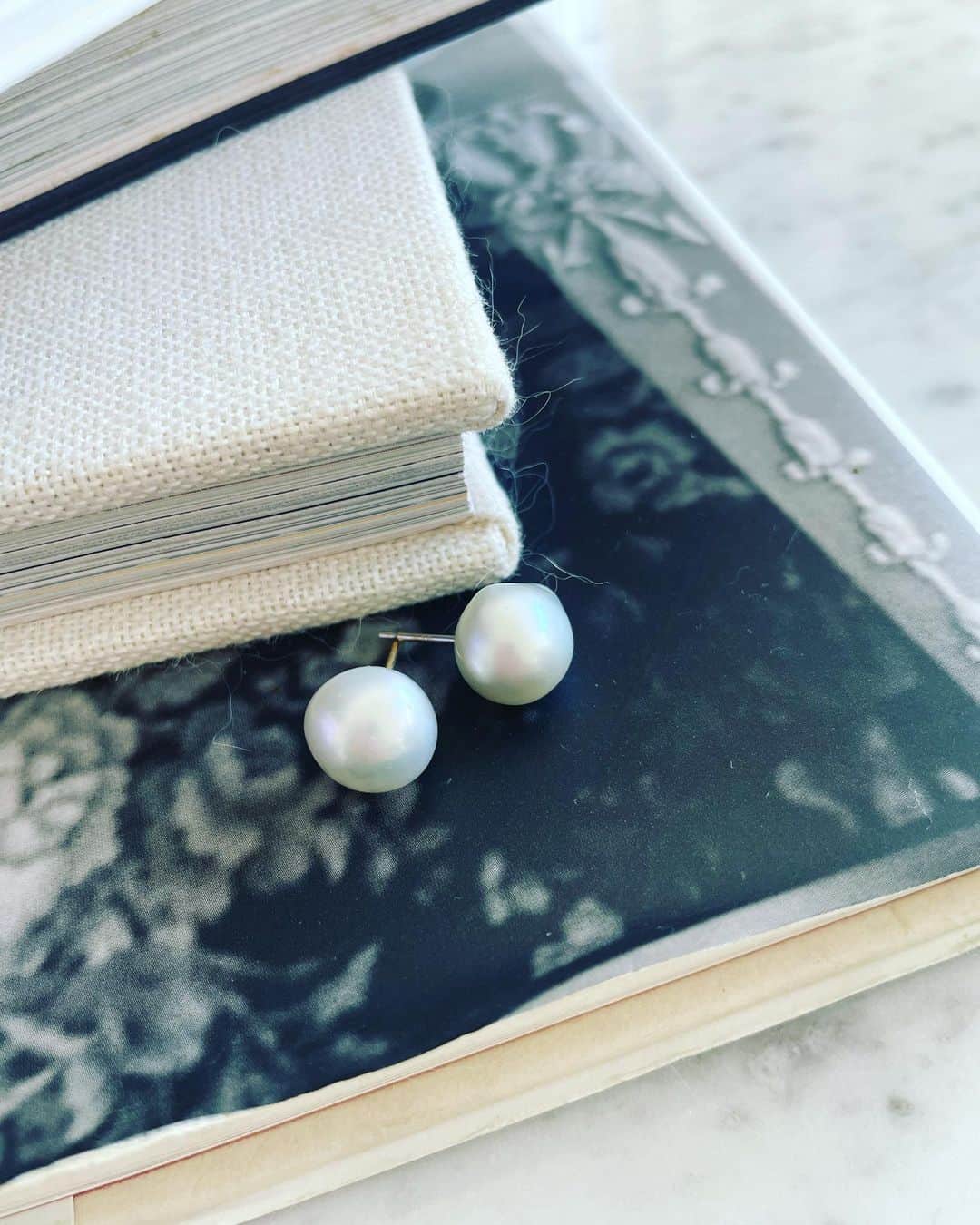 大草直子さんのインスタグラム写真 - (大草直子Instagram)「満月🌕が美しい夜です🌉  ☑️バロックパール11ミリ  ☑️ハンドプリントとウールのリバーシブルストール  ☑️パッキングポーチ３つセット  ほか、一部商品は、明日の11時59分まで、予約受付中！　全て @amarclifestore でしか購入いただけないので、don't miss it💚🩵  @bonmagique_jewellery  @manipuri_jp  @amarclifestore  #とにかく全て #よくできている😂 #あまりに眠い🥱 #早く寝よう」8月2日 22時11分 - naokookusa