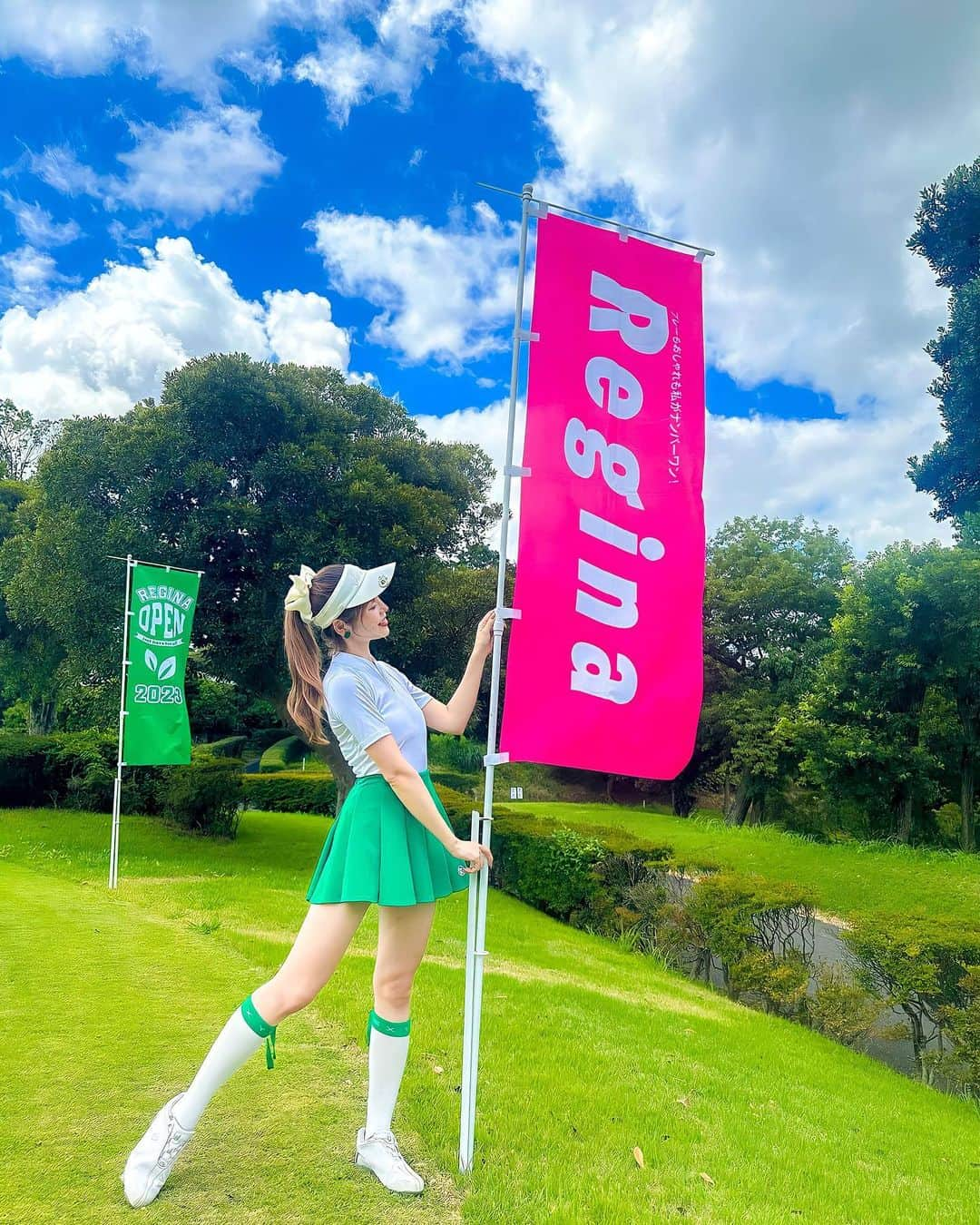 はるのインスタグラム：「⑅∙˚  Rejinaopen2023 @regina_golf へ初参加してきたよ⛳️ * Essential THE BEAUTY @essential_jp のショートホールでは ワンオンすると豪華ヘアケアセットがもらえるイベントホールが🧴 力みすぎていつもこんな球でないって球が出てワンオンならず😥 * ラウンド後お風呂から上がると洗い流さないウォータートリートメントが 置いてあったのでお試し❤︎ ゴルフすると紫外線とバンカーの砂とかでバサバサになるけど つけた後にドライヤーするとサラサラになったよ✨ お土産にも入ってたのでお家でも使うのが楽しみ💗 * * #エッセンシャル #ウォータートリートメント #reginaopen2023  #レジーナopエッセンシャル #レジーナｏｐエッセンシャル   #東京ゴルファー #ゴルフ好きな人と繋がりたい #ゴルフ女子 #ゴルフコンペ #グリーンコーデ #関東ゴルファー #ゴルジョ #golfswing #golfgirl #golflife  #ママゴルファー #ゴルフウェアコーデ  #골프 #golfstagram #関東ゴルフ  #韓国ゴルフウェア」