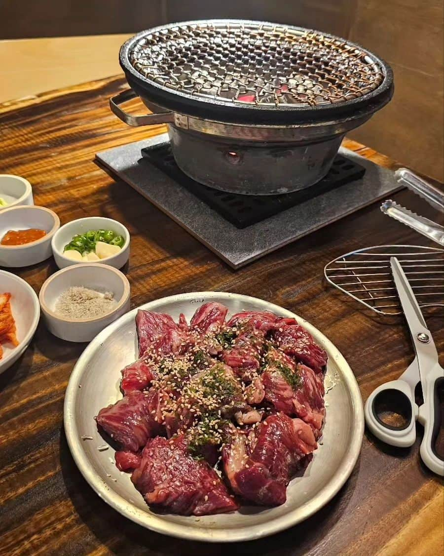 カン・レヨンさんのインスタグラム写真 - (カン・レヨンInstagram)「요즘 핫하다는  #삼각지역탐방 #신기한곳에 사람이 많아 깜놀 ,  서울 살면서 첨으로 와본 동네~ #새남친을소개합니다💕 ㅋ #야성적 여름에 같이 다니기 힘들어서 곧 헤어질 예정 ㅋㅋㅋ #예쁜노을 사진에 안담기네...ㅠ」8月2日 22時12分 - 1388lion