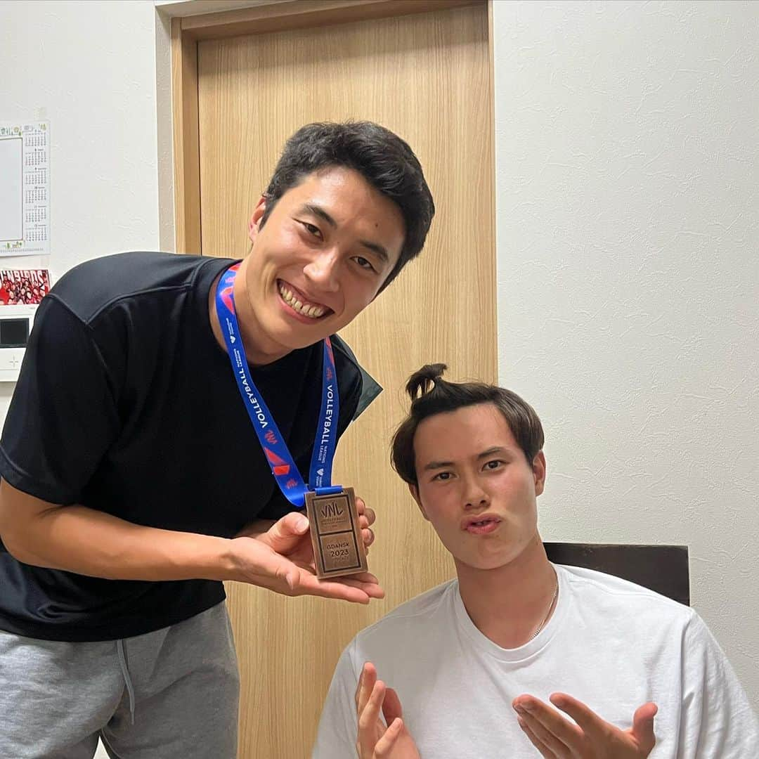 髙橋塁さんのインスタグラム写真 - (髙橋塁Instagram)「銅メダル着けさせてもらいました🥉🙇🙇 重かった〜🥹  優里さんのLIVEを奇跡的に一緒に行けた（僕だけ練習後に行ったので2曲目から参戦）のと、その夜、家族でお肉を食べながら1年分の話しを喋り倒し、TikTokを数本撮って、次の日の朝、Rと愉快な仲間達とモーニングを食べて、解散！！笑  #らんるい #髙橋藍 #髙橋塁」8月2日 22時13分 - rui_takahashi_