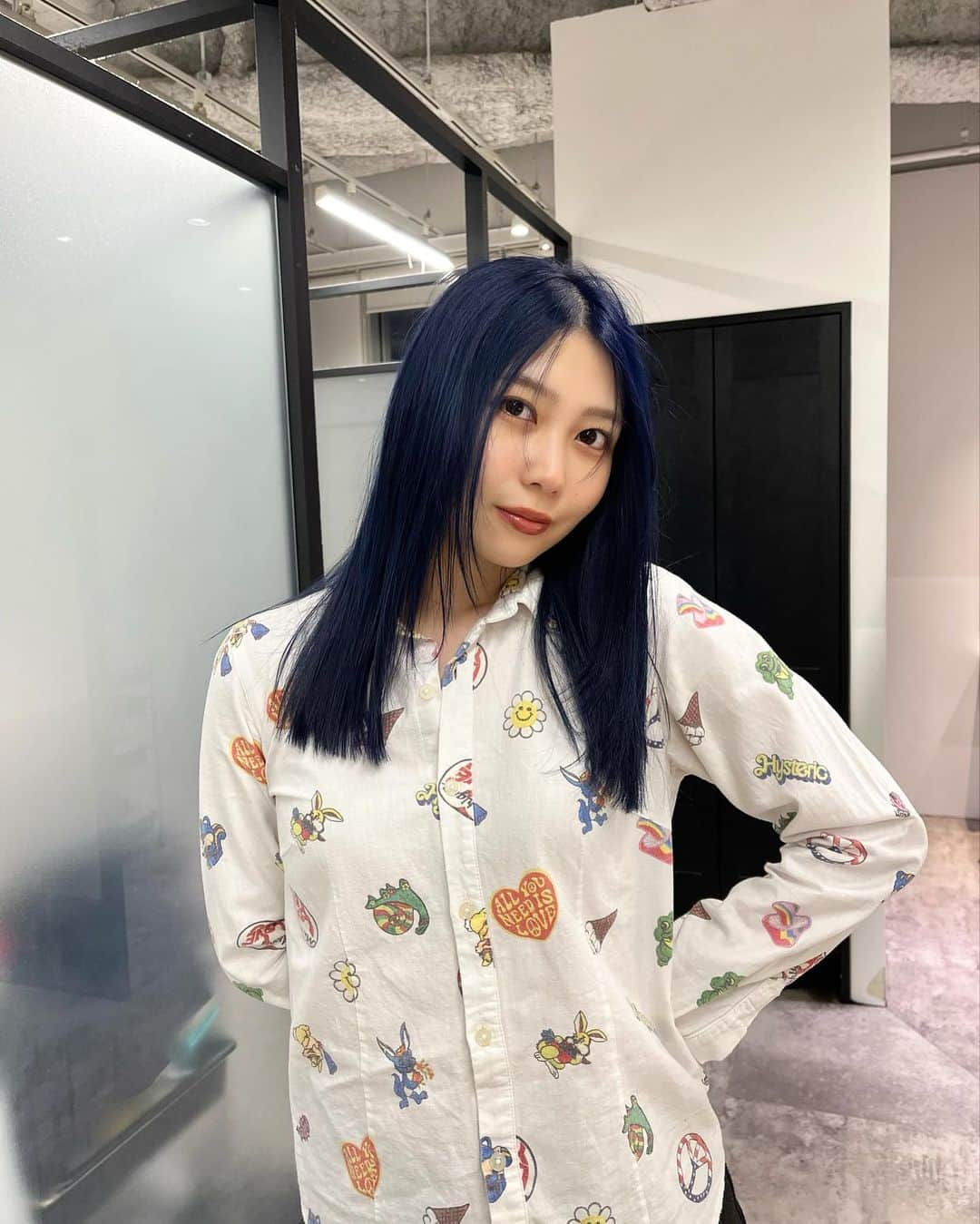 おりはらまよのインスタグラム：「. ピンクからネイビーブルーに大変身🦋🫐💙🪼  小松さんいつも私の自由すぎる要望を叶えてくれてありがとうございます🙇🏻‍♂️⭐︎」