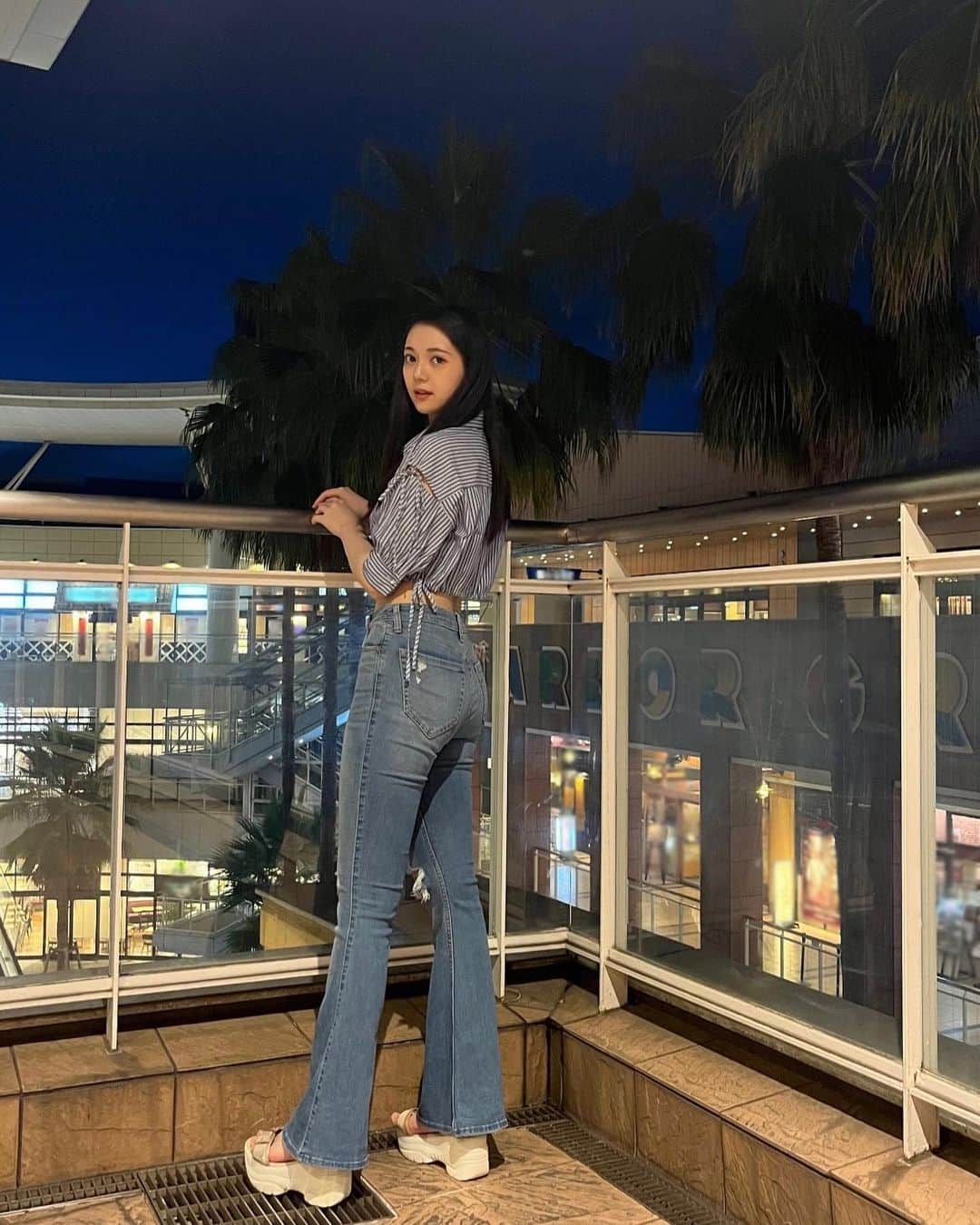 のインスタグラム：「・  🫠💙   #06  #06년생  #06line  #hollister  #hollisterjeans  #高校生  #jk  #jk2  #sjk  #japanesegirl  #highschoolgirls  #パンツコーデ  #フレアパンツ  #jeans  #前髪なし  #後ろ姿  #ootd  #casualstyle  #90sfashion  #flarejeans  #高身長コーデ  #高身長女子  #173cm  #고등학생  #오오티디  #海外ファッション  #海外ガール  #패션  #mode  #แฟชั่น」