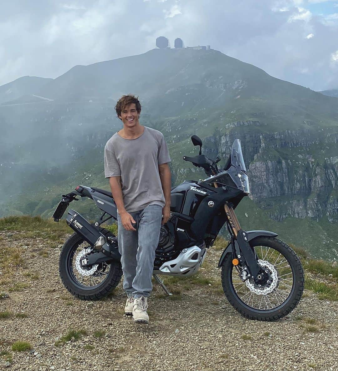 ピエトロ・ボセリのインスタグラム：「A day ride up some sick mountains and to an abandoned Cold War era NATO spy base.」