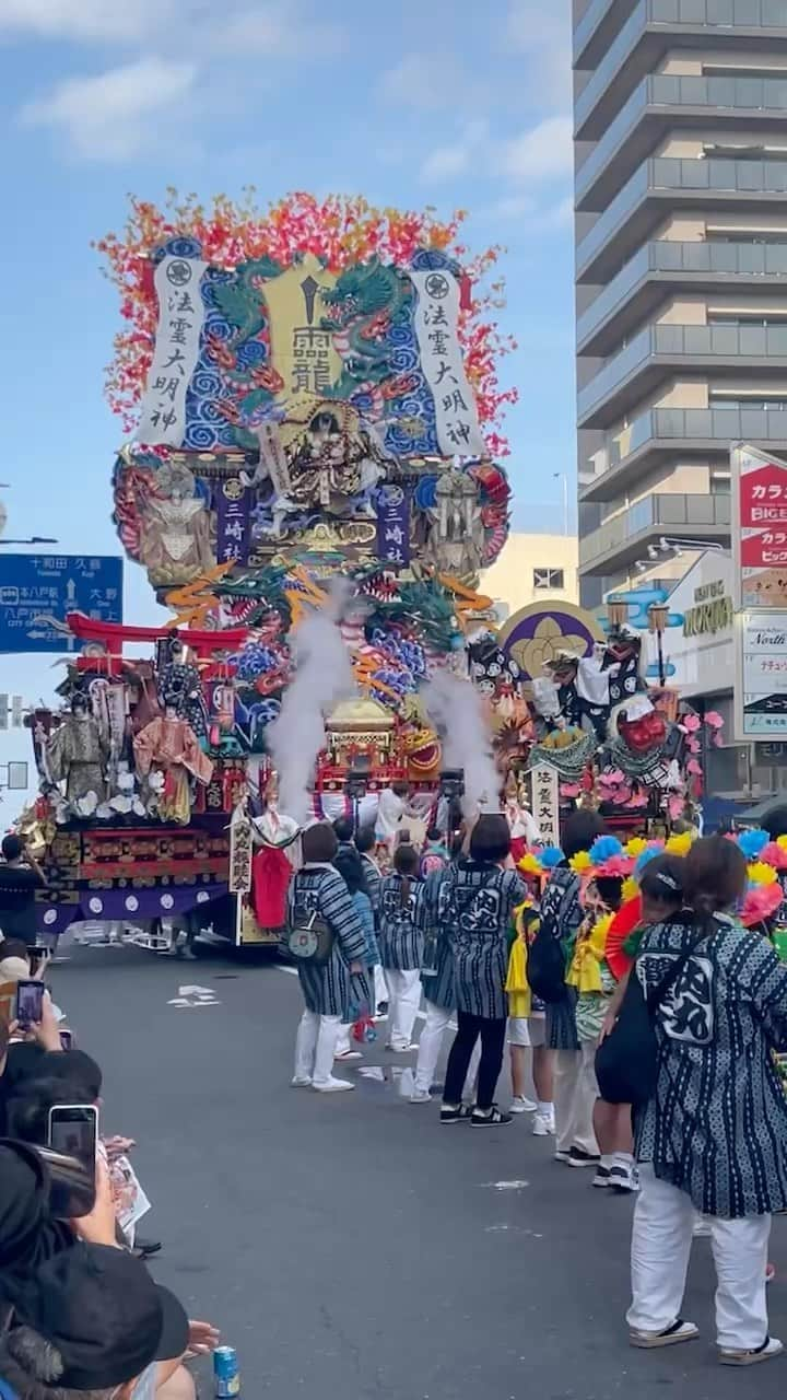 五十嵐結也のインスタグラム：「これ！最後まで見てほしいんだけどさ！  八戸の三社大祭の山車！  カッコ良すぎる🤣 カッコ良すぎて笑える👏😂 興奮する！👏👏👏👏👏 変形してくのがカッコ良くてさ！  ほんと、八戸の三社大祭観に行きたいんだけど、時期的に毎年忙しくて行けず😭知人が撮影したものをアップしてる。  この山車は、数ある山車組の中で「最優秀賞」を取った 内丸親睦会さんのものです🔥  俺、毎年八戸仕事で行ってるんだけど、内丸の豊さん@yutaka_shimomura には大変よくしてもらってて☺️ 自分の"ふんどしパフォーマンス"でも、山車の装飾をお借りしたりしてるんです。  それでさ！ また凄いのが、この山車一つ一つの装飾からなにまで 全部自分達で作ってるんです。（専門業者じゃない）  昼間、それぞれの仕事終わらして、夜な夜な集まっては作って組み立てて、、、、。凄いクオリティだよ、、、🤔  日本の祭りは、知らないけど面白い祭りがたくさんあるなぁ まだまだ行ってみたい祭りがいっぱいあるよ〜🤔  #八戸 #三社大祭 #内丸親睦会 #下村豊」