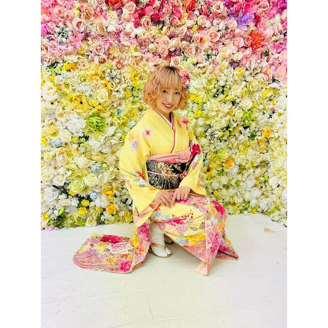 のインスタグラム：「大好きな黄色💛にかこまれて 幸せだぁー！！！ . あっ まだひまわり🌻に 会いに行ってない🥺 行かなきゃ！！！」