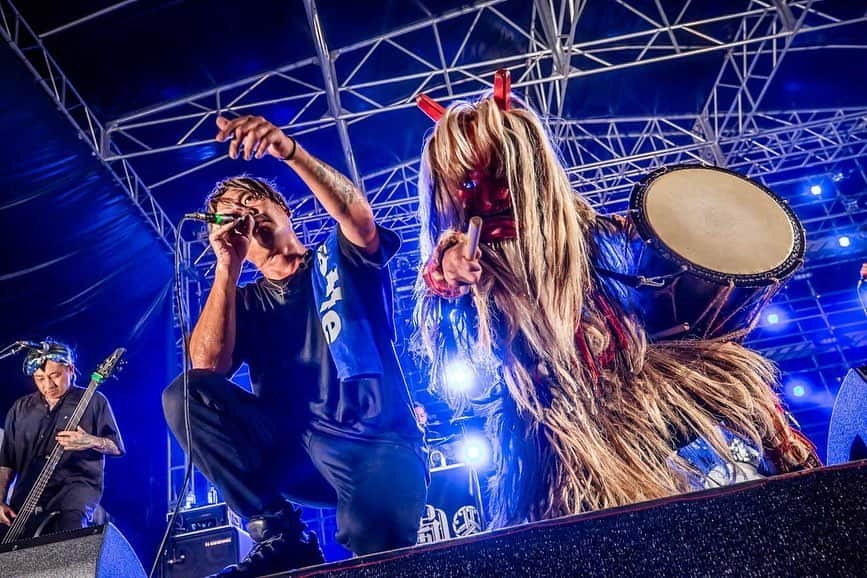 KAI_SHiNEのインスタグラム：「230730 OGA NAMAHAGE ROCK FESTIVAL🌊  NAMAHAGE SESSION👹  w/ OxNxDxA   &  @otodaya   @yamaarashi07  @gakutaura_official & @yd_crystallake   今年は仲間のナマハゲが忙し過ぎて、恒例のショット撮り損ねた😂  ドラムにも鬼います👹w  pix by @hayachinphoto   #oganamahagerockfes #onrf12 #akita #oga #rock #mixture #yamaarashi  #山嵐 #namahage #jp」