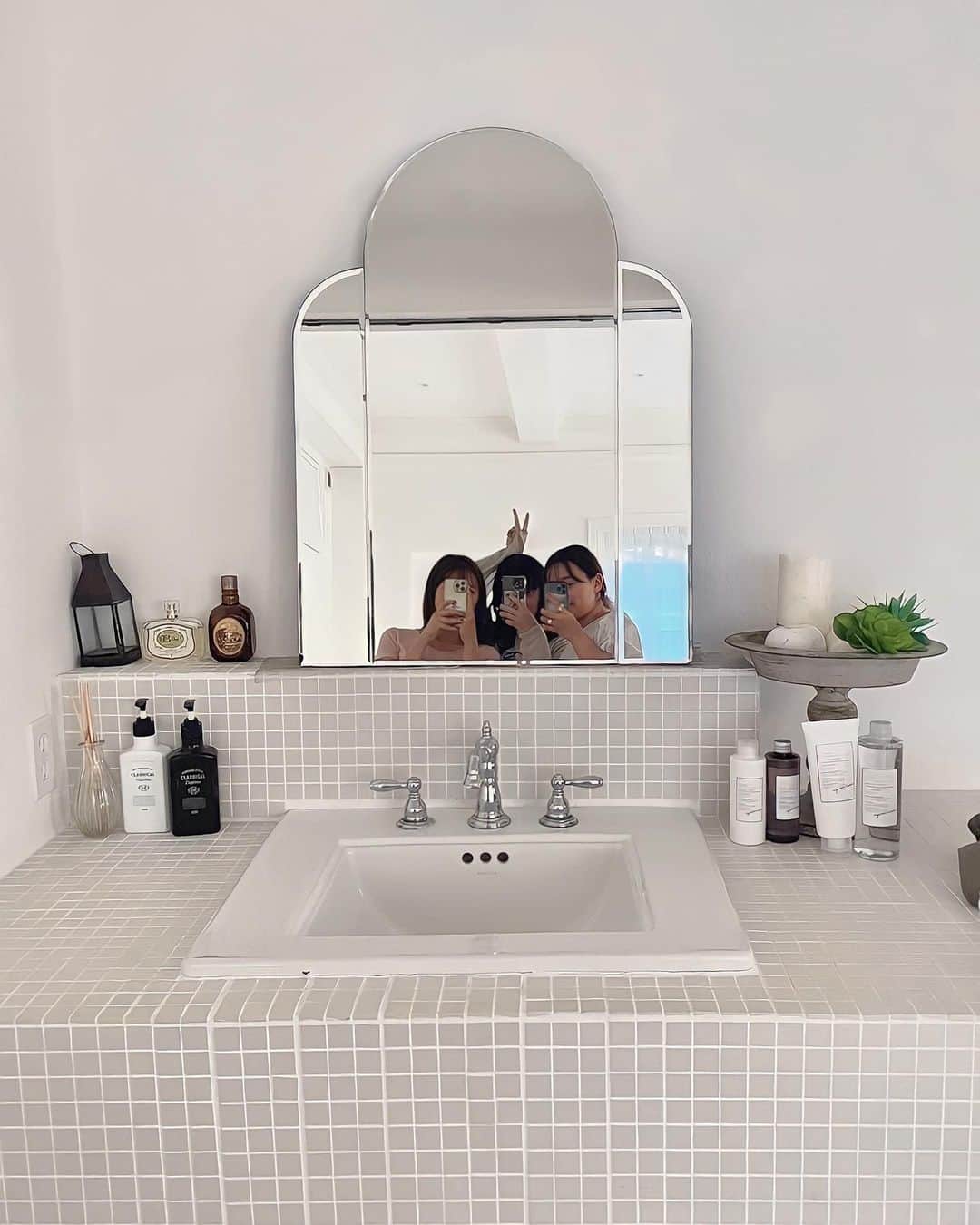 SEIKAのインスタグラム：「🛁🌿  8月だ‼️後半戦も頑張ろぉ〜☀️  #FUR3姉妹 #可愛いスタジオ」