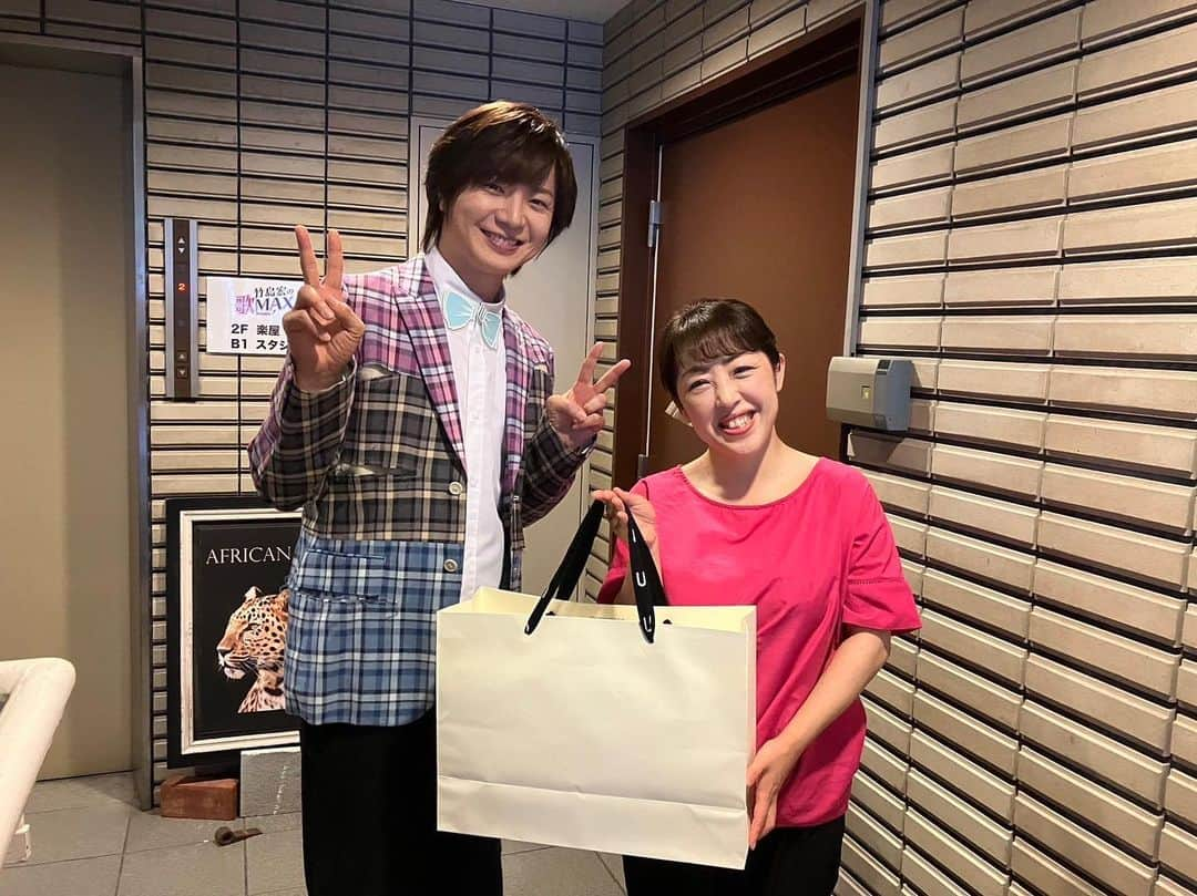 山口ひろみさんのインスタグラム写真 - (山口ひろみInstagram)「今日は「竹島宏の歌MAX」の収録でお世話になりました🎤  同じ2002年デビューで、数少ない同期のお一人・竹島宏さん✨  久しぶりにお会いしたのですが「遅くなりましたが、ご結婚おめでとうございます！」とのうれしいお言葉とともに、なんと❣️お祝いの品まで頂戴致しました🎁  気を遣わせてしまって…恐縮しちゃいます💦  でも、本当にありがとうございます🙇🏻‍♀️  少しの時間でしたが、会ってお話ができて、めっちゃうれしかったです🥰  なお、放送日は以下の通りです📺  🌟#三重テレビ 8月15日(火)12時〜  🌟#KBS京都 8月16日(水)9時〜  🌟#青森朝日放送 8月17日(木)25時45分〜  🌟#ぎふチャン 8月17日(木)7時〜  🌟#とちぎテレビ 8月18日(金)8時〜  🌟#BS12 8月20日(日)5時〜　  🌟#チバテレ 8月20日(日)9時30分〜  ぜひご覧くださいね😘  #山口ひろみ #テイチク #三井の晩鐘 #竹島宏 さん #竹島宏の歌max  #収録 #結婚祝いのプレゼント  #お心遣いありがとうございます  #同期 #お会いすると #なんだかホッとして #パワーをくれる人  #これからもよろしくお願いします☺︎」8月2日 22時25分 - hiromiyamaguchi_official