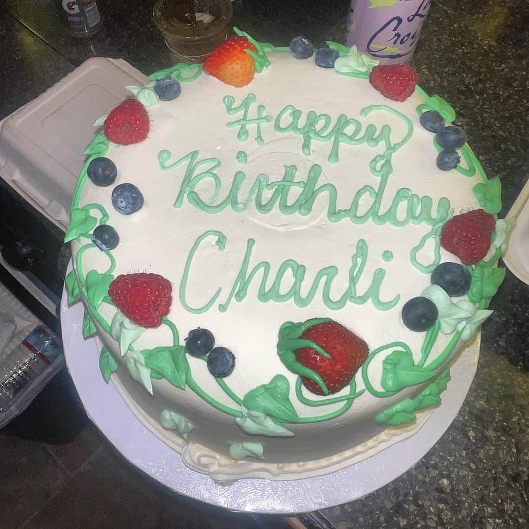チャーリー・エックス・シー・エックスのインスタグラム：「opening @360_brat for 15 mins if u wanna give me attention on my birthday xx」