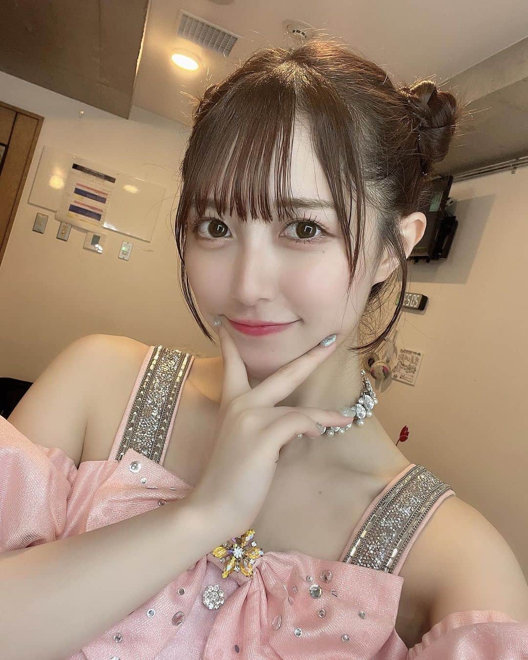 保科凜のインスタグラム：「インスタサボりすぎだったので なんでもいいからとりあえず載せてみよう週間いきます🫡  たまにコメントも返すねーーー！  ・ ・   #idol  #jamscollection  #selfie  #like  #followme  #hairarrange  #instagram   #アイドル #ジャムズ #保科凜 #お団子ヘア  #アイドルヘア  #アイドル衣装  #♡」