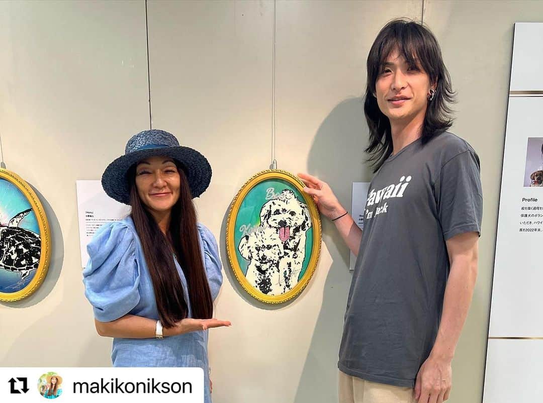 のインスタグラム：「#Repost @makikonikson  弾丸で初北海道！思い立ったら即行動。 札幌に到着してまず駆けつけたのは、丸井今井札幌本店で本日から開催中の「ハワイのマキさんのHappyになるハワイ展」。マキ・コニクソンさんの愛犬を描かせていただいた「Boo&Koinu」とハワイで幸運のシンボルの海亀「Honu」の2作品を展示していただいています。会場はハワイの風を感じるとても素敵な空間です。8月14日まで。お近くにいらっしゃる方はぜひ足を運んでみてください。 私にとって初めての北海道。あっという間の滞在でしたが、その空気に触れて体感できただけでも大満足。 #ハッピーになるハワイ展  #ハワイのマキさん #happyhawaii  #livingahappylife  #北海道 #憧れの地でのイベント」