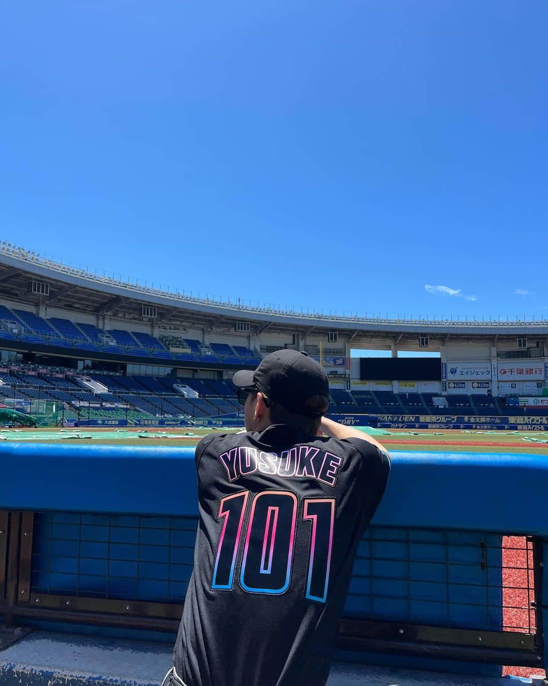 佐藤友祐 のインスタグラム：「小学3年生の時に初めて野球観戦に行った試合がロッテvs日ハムで まさか自分が始球式を投げることになるなんてあの時はまったく思ってもいなかった、、  最高の思い出になりました🙏✨  会場に駆けつけてくれたファンの皆さんも本当にありがとうございました！！  #マウンドに立った瞬間緊張してしまってワンバウンド投球になっちゃった #最後の写真の距離感惚れる  #千葉ロッテマリーンズ  #北海道日本ハムファイターズ」