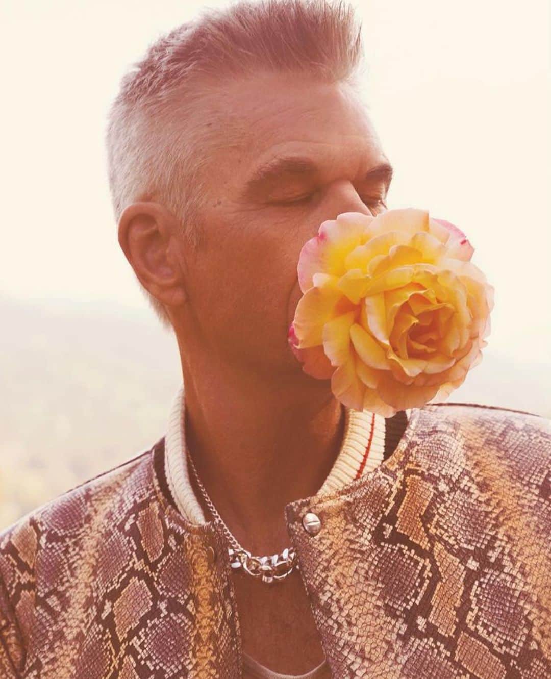 リサ・リナのインスタグラム：「Stop and Smell The Roses🌹」