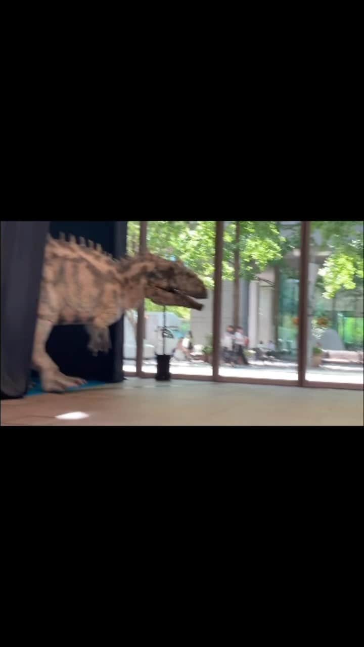新日本プロレスのインスタグラム：「なんと高橋ヒロム vs “恐竜”の超ドリームマッチが実現!? 「DINO SAFARI GIGANT」お披露目会見で、ド迫力のギガノトサウルスが出現!! #ディノサファリ #njpw」
