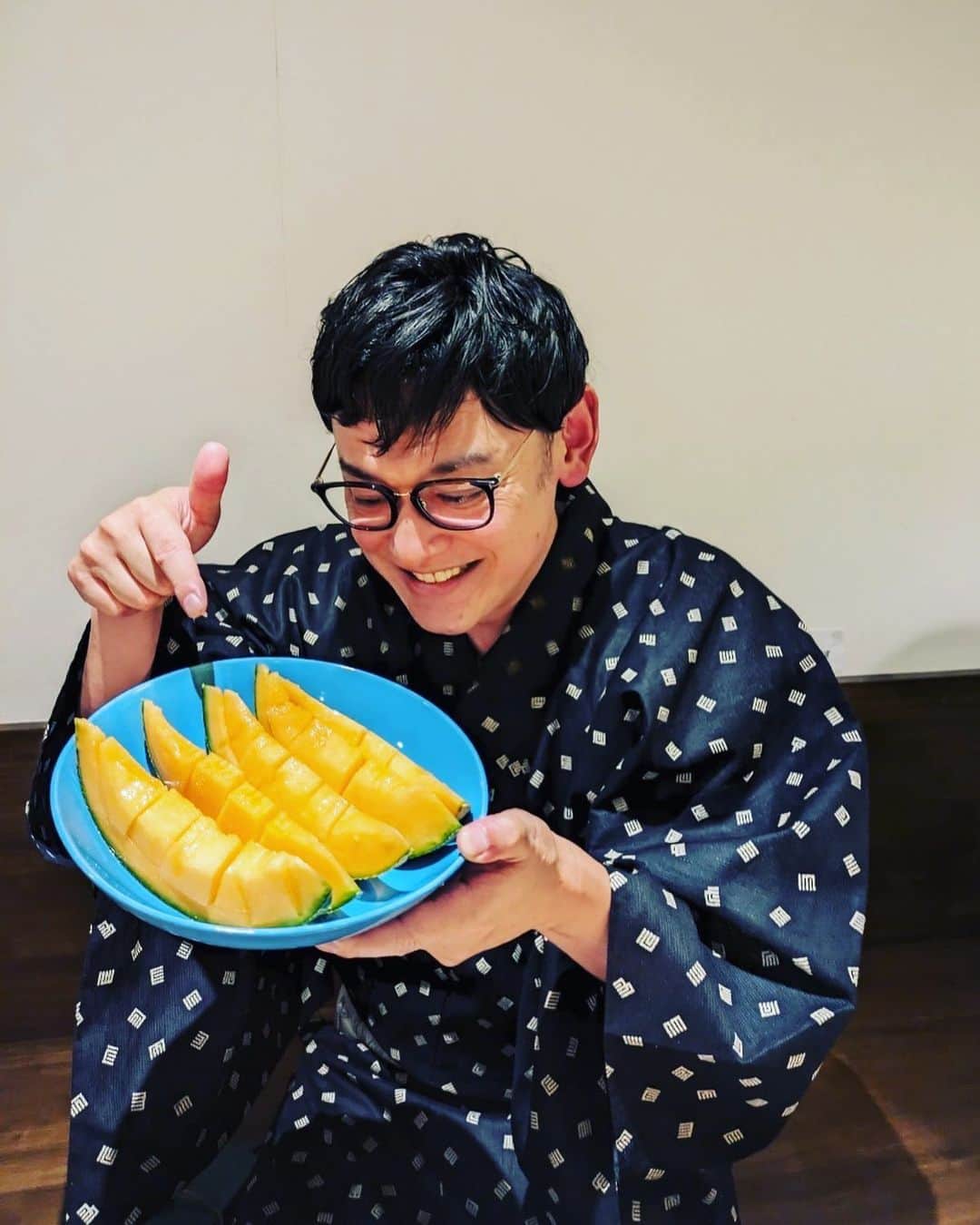 宮田麺児のインスタグラム：「茶屋町鍼灸院かんから メロンの誕生日プレゼント いつもありがとうございます  #茶屋町鍼灸整骨院」