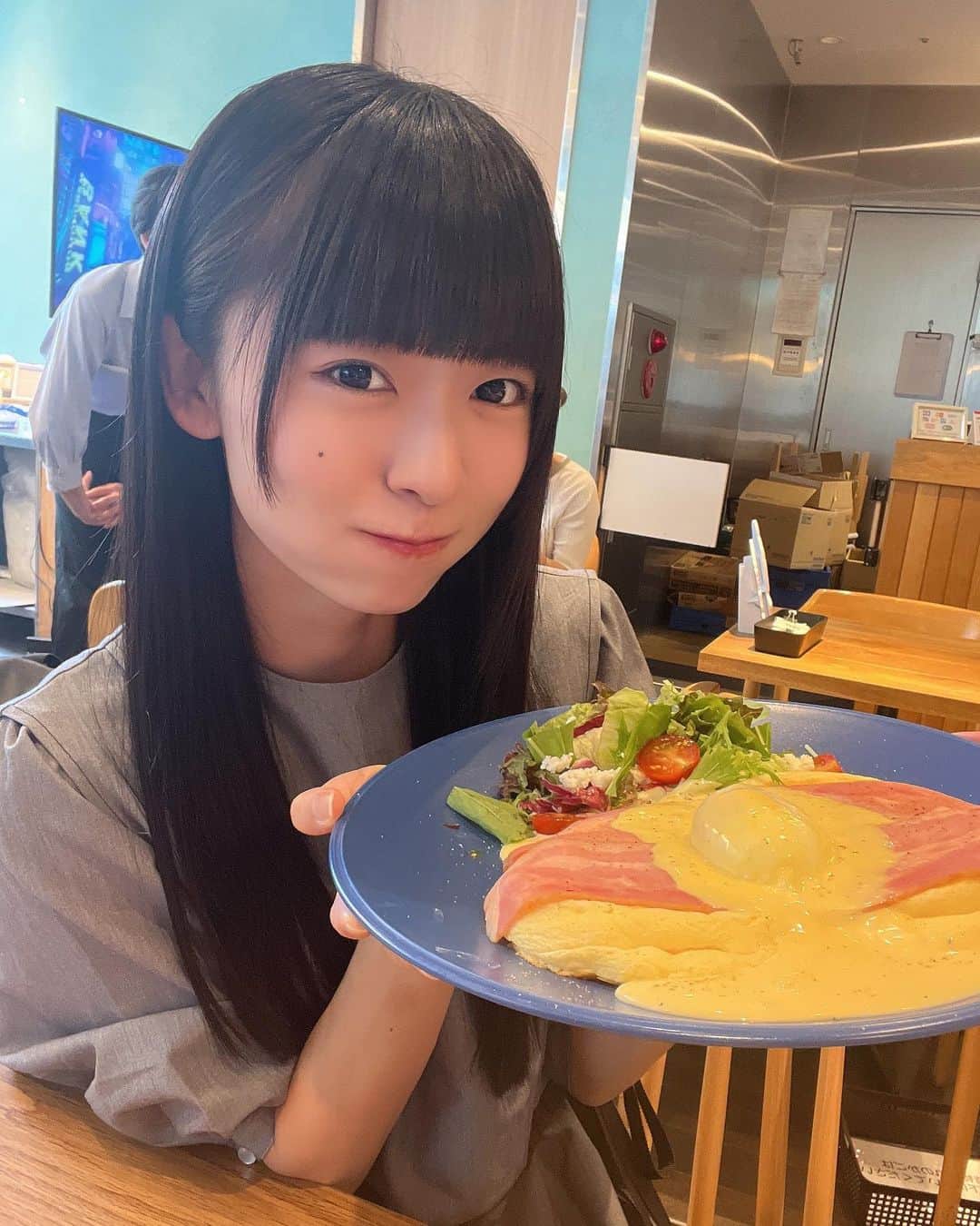 橋本美桜のインスタグラム：「お昼にカフェ行ってきたよ〜！🥞⁡ ⁡ ⁡ ⁡ #アイドル #IDOL #偶像 #パッツン前髪 #ロングヘア  #黒髪 #黒髪ロング #黒髪ストレート #ストレートヘア #ナチュラルメイク #夏服 #私服 #カフェ  #エッグベネディクト #Bokanii #ootd」