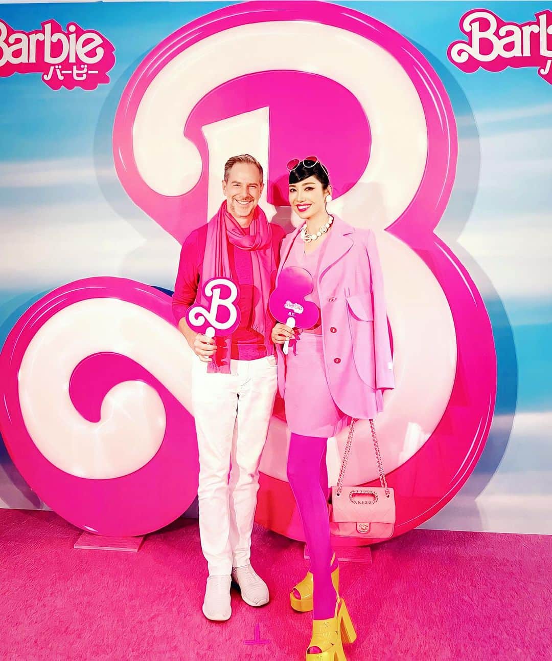 アンミカさんのインスタグラム写真 - (アンミカInstagram)「8/11に公開される映画【Barbie】のジャパンプレミアへ👠  夫の @theodoremillertokyo とピンクコーデで💞  すっかり気分は、【港区の五十代になったBarbieとケン】です！笑  皆さんピンクを身につけて来られていて、私たちもワクワク気分に💞 世界観があまりにピンクBarbieランド全開で、しばらくパステルカラーのコーデにハマりそうです😍  @barbiemovie_jp は、メッセージ性もあり、マーゴットロビーのバービーは見事、ライアンゴズリングは歌がうまくて、情けないケンも見事！  明サントラは絶対に買い♪ 夫も知り合いのマークロンソンのプロデュースが素晴らしい♪  過去の廃盤になったBarbie達や、世界中のBarbieもラストに見れるので、ラストのラストまで必見です！  明日8/3(木)は  ・23:00〜23:40 フジテレビ 【トークィーンズ】ゲスト成田悠輔　に出演です。 お時間許す方は是非、ご覧くださいませ！  #映画バービー @barbiemovie_jp」8月2日 22時43分 - ahnmikaofficial