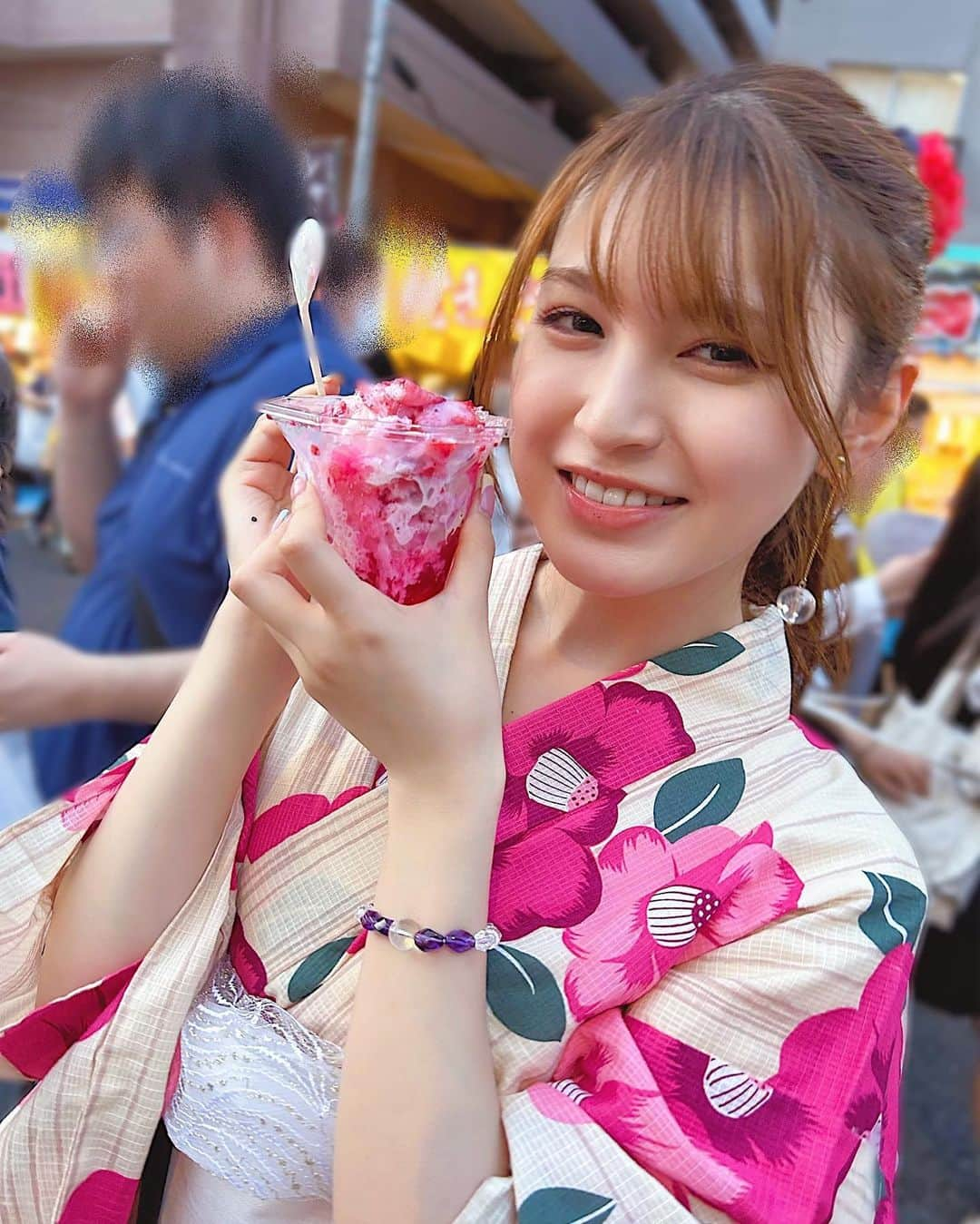 神志那結衣さんのインスタグラム写真 - (神志那結衣Instagram)「先日、浴衣を着て夏祭りに行ってきたよ👘🍉🌻  東京の夏祭りは初めてだったんだ〜♡  出店のご飯大好きー！ 友達と沢山食べたよ♡  この時のYouTubeアップしたから観てねー👶♡  #夏祭り　#祭り　#浴衣　#食べ歩き　#出店　#牛タン　#串焼き　#夏」8月2日 22時39分 - jiina27