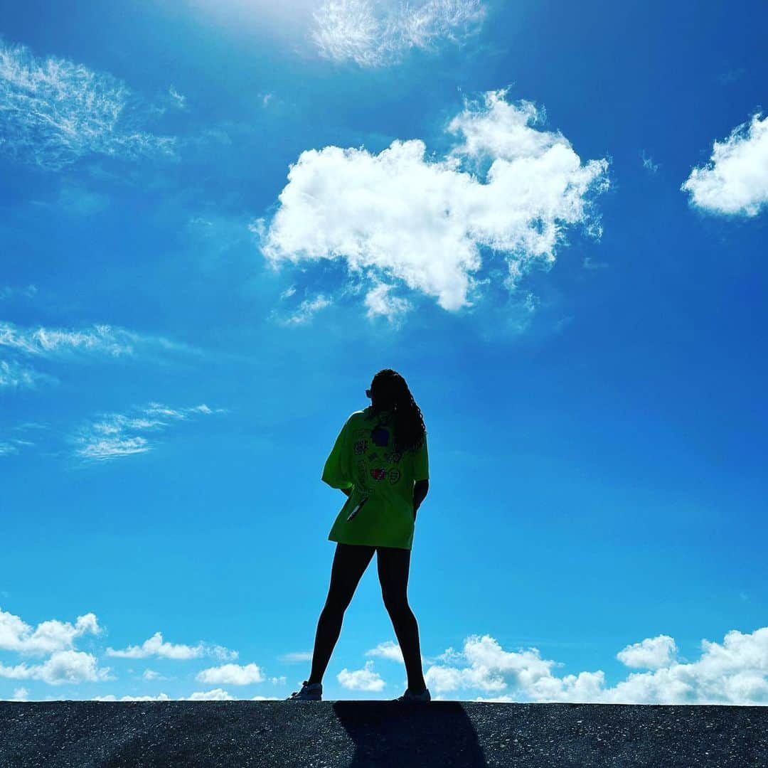 馬瓜ステファニーさんのインスタグラム写真 - (馬瓜ステファニーInstagram)「天気が良過ぎた🏖️ Tシャツが映え。 #AKTR」8月2日 22時42分 - stephanie_mawuli