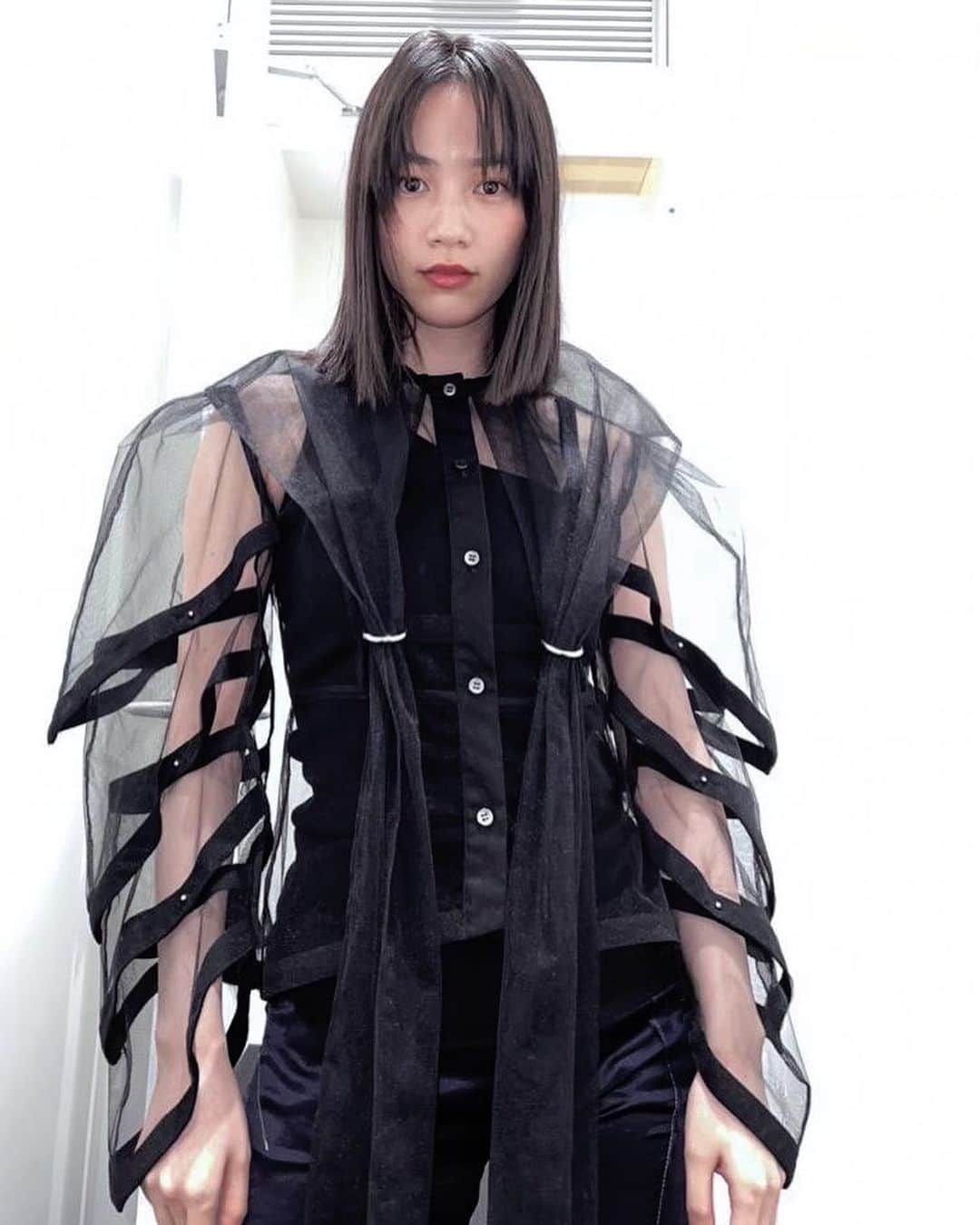 のん（能年玲奈）のインスタグラム：「この服 甲冑みたいで好き😍  Styling: @izumimachino Hair&Make up: Shie Kanno  #fenderflagshiptokyo #のイベントの時の衣装」