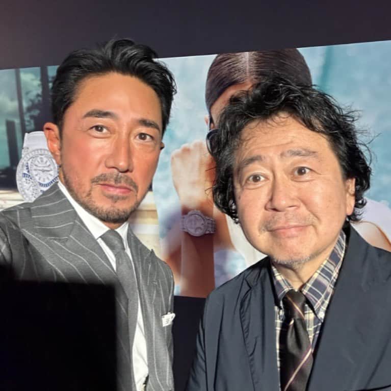 干場義雅さんのインスタグラム写真 - (干場義雅Instagram)「もう27年も仲良し‼️というか愛すべき大先輩の高級機腕時計専門誌『クロノス日本版』を出している出版社社長の松崎さんと記念にパチリ。こう見えてシエスタ😆　  @matsuzakisoichiro  #松崎壮一郎 @yoshimasa_hoshiba  #yoshimasahoshiba  #yoshimasahoshiba  @forzastylecom  #forzastyle  @minimalwardrobe_official  @harrywinston #harrywinston  #ハリーウィンストン #こう見えて寝てます #こう見えて気絶してます #こう見えてシエスタ」8月2日 22時47分 - yoshimasa_hoshiba