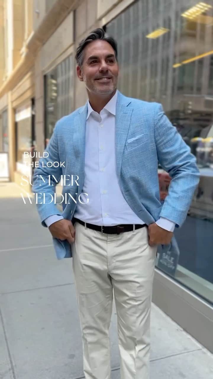 アイクベーハーのインスタグラム：「Outdoor summer weddings call for light colors + just the right balance of elevated casual👌🏻  ITEMS: sky blend sport coat + white twill dress shirt + tan stretch cotton pants + Oxford style toe cap dress shoe」