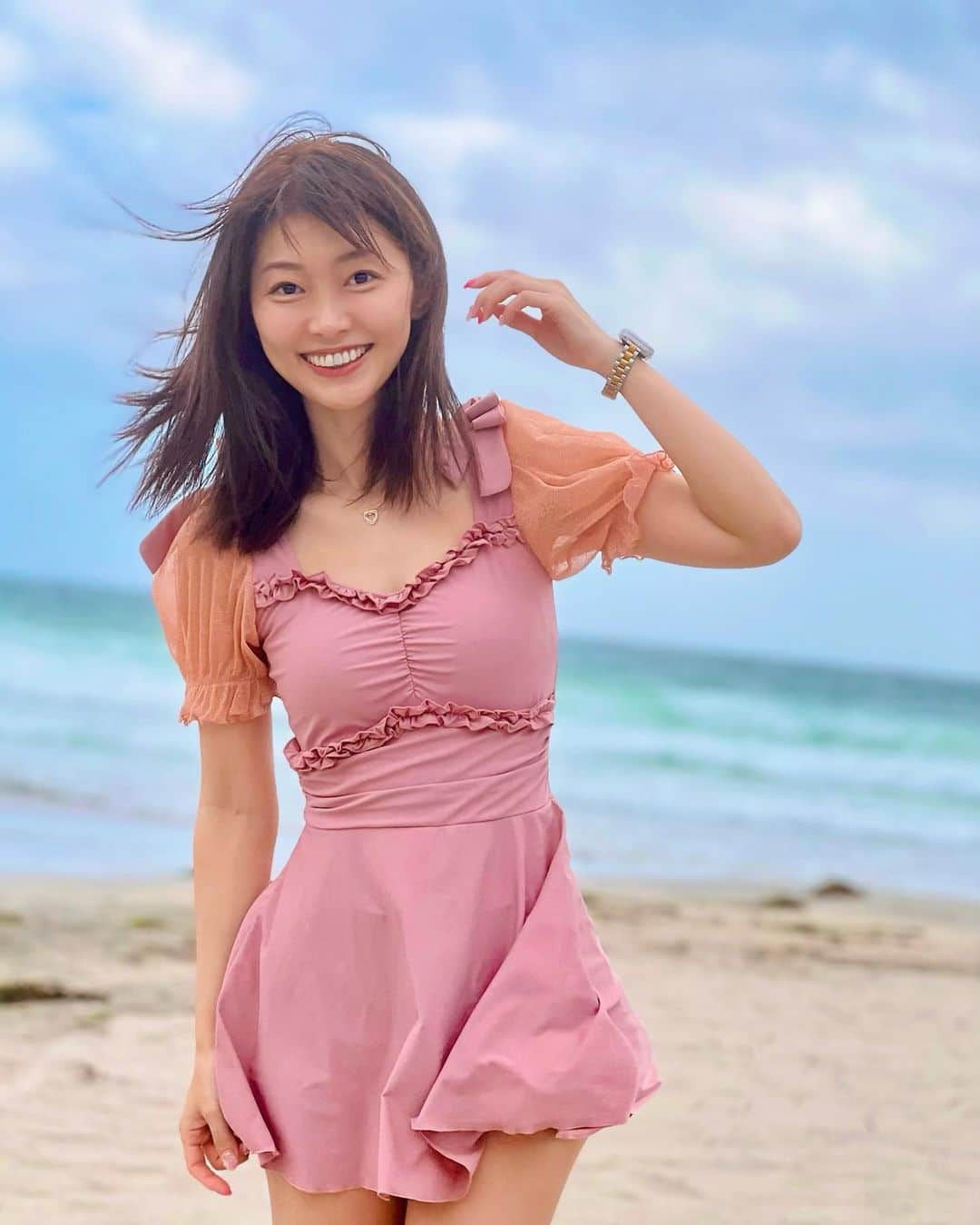 織田千穂のインスタグラム：「房総に撮影行った際…📷 海には入れぬ私が海でする事と言ったら… ひたすら貝拾い🐚wwww * 地味に見えるかもだけど 本人的にはこれめちゃくちゃ楽しいのですw 日焼けしたくないから 今は断然屋内プールがいいなーw * 水着はSHEINの水着👙 大好きなワンピース👗水着が プチプラでかなり豊富にあって 選ぶのに迷っちゃう！ * ♦️ 無地柄 フリルトリム シャーリングバスト メッシュスリーブ ワンピース水着　¥4002 SKU: sz2306159589029596 サイズ:Mサイズ * バレエ🩰の衣装ぽくて可愛い❤️ 生地もパッドもしっかりしていて着心地良きです👙 インナーいらずの安心感でした✨ * クーポンコードもあります👌🏻👌🏻 ▶︎▶︎▶︎𝐹𝑜𝑙𝑙𝑙𝑜𝑤𝑒𝑟のみなさまへ♡ 🛑クーポンコード: 189swim  (chihodaもまだ使えます👌🏻) 🛑割引率：購入金額 1～5,999円まではSALE価格より15%OFF 6,000円以上は20%OFFが適用されます。 🛑利用期限:本日〜8月31日 * 購入画面のクーポンコードに入れるだけで お得に買えるので活用してね♡ * σ(´∀`ме)▷▶▷身長💃𝟙𝟞𝟞㎝  #BeSHEINモデル をつけて投稿すると 公式に取り上げられたり ギフトカードが当たるチャンスがあるみたい！ 詳しくは@SHEIN_japan を確認してみてね✨  @shein_japan @sheinofficial #SHEINforall  #SHEIN #SHEINpartner #ad #今日のコーデ #ootd #SHEIN購入品 #今日のコーデ #OOTD #購入品紹介 #dress #sheingals #クーポンコード #saveinstyle #SHEINコーデ #夏コーデ #夏服 #BeSHEINモデル #SHEIN水着 #SHEIN-J-Swimwear #夏コーデ #水着」