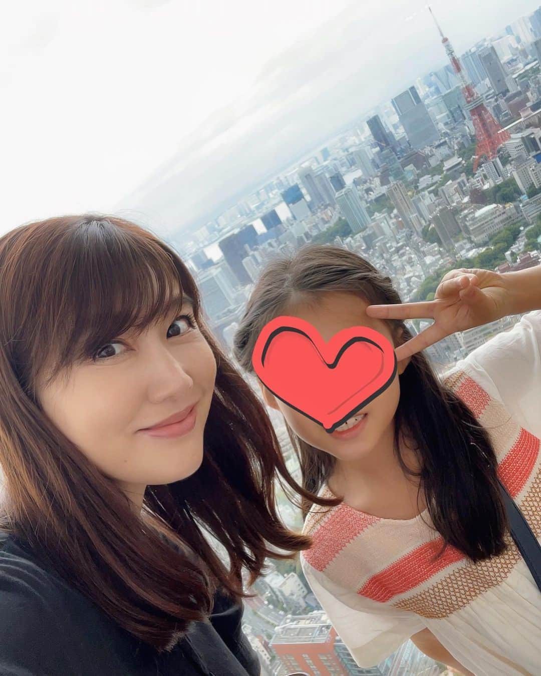 安めぐみのインスタグラム：「最近の色々🚶‍♀️✨  昨日のお出かけと、 先日の４年ぶりの隅田川花火大会、 とても綺麗でした😊🎇 前回と同じ場所から観られました✨  #最近の色々 #お出かけ🚶‍♀️ #花火大会 #隅田川#スカイツリーも綺麗でした #皆さん今日もお疲れ様でした☺」