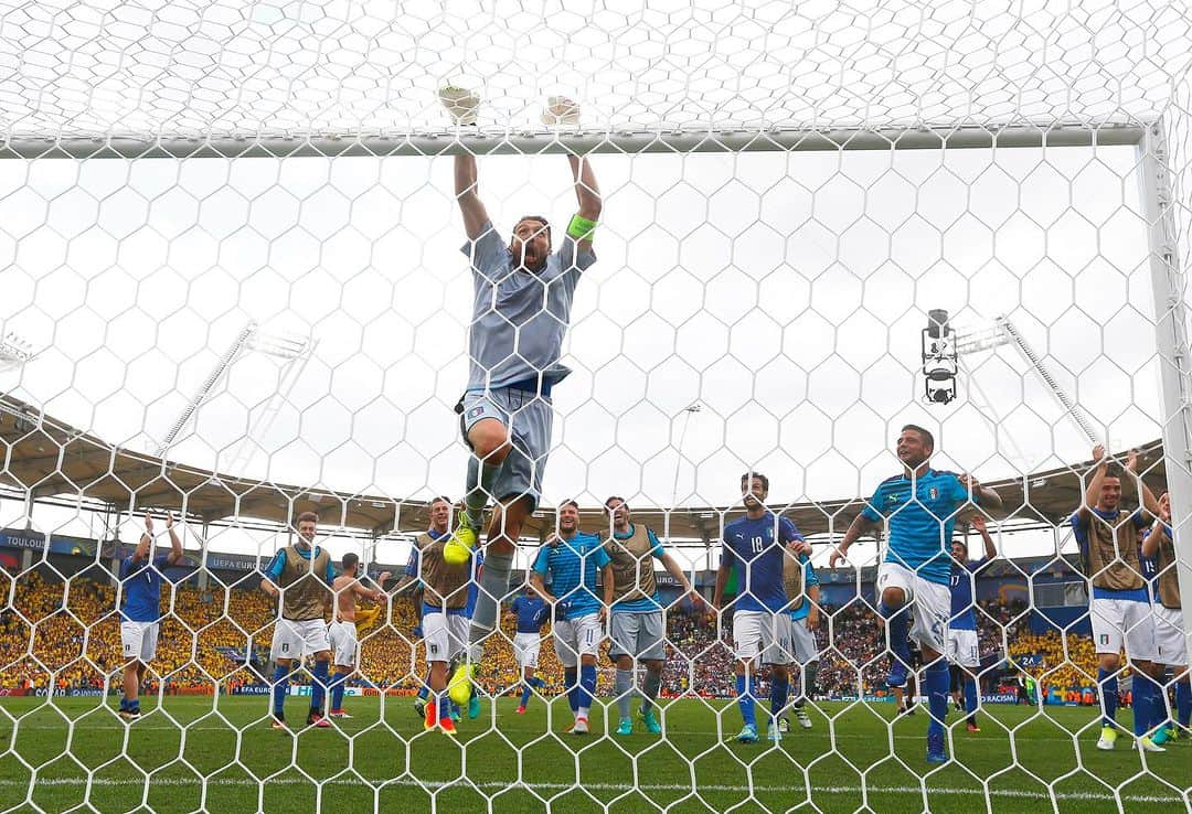 サッカーイタリア代表さんのインスタグラム写真 - (サッカーイタリア代表Instagram)「💙 𝑮𝑹𝑨𝒁𝑰𝑬 𝑵𝑼𝑴𝑬𝑹𝑶 1️⃣ 💙  🇮🇹 #Buffon 🇮🇹 #Capitano 🇮🇹 #Leggenda 🇮🇹」8月2日 22時53分 - azzurri