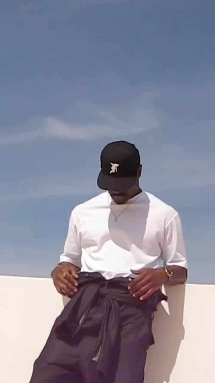 Men Withのインスタグラム：「A white tee always works - what do you think? 🙌🏽 #menwithstreetstyle」
