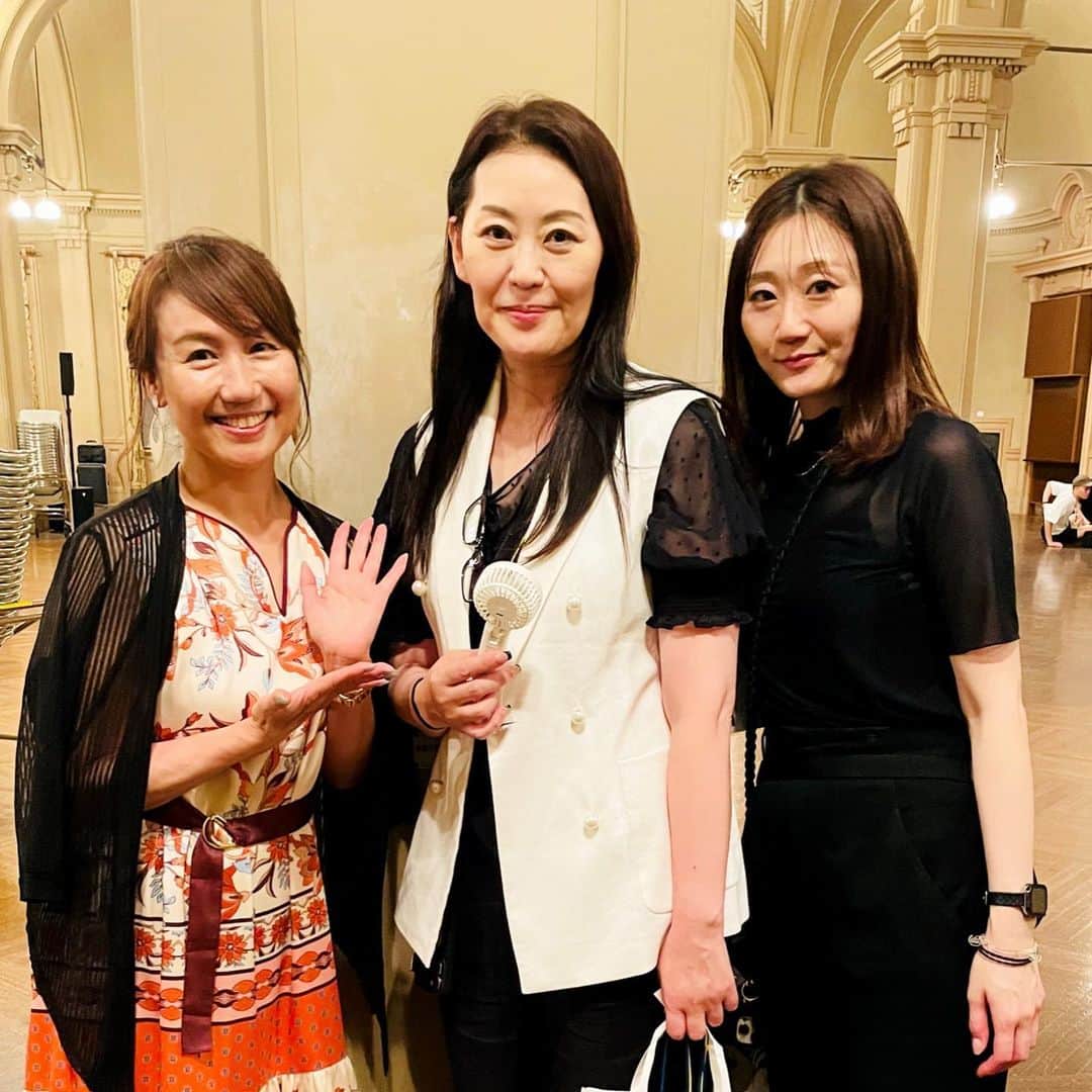 小林万希子さんのインスタグラム写真 - (小林万希子Instagram)「・  『Cotton Collection2023』  キッズたちにプロの大人モデルと同じステージを 歩いて体験してもらいたい！ というコンセプトからスタートした 『Cotton Collection』  場所は大阪市中央公会堂✨ 入ってすぐランウェイの豪華さに驚いて、そして大きなピンクのヒールが可愛くて目を惹きます👠💕  素敵な大人のモデルさんに囲まれながら、頑張ってウォーキングをしているキッズ達が可愛すぎて😍 (写真キッズ多めです！笑)  演出家の方をはじめ、関わっているスタッフの皆様がプロ中のプロなので本当にハイクオリティのファッションショー✨✨  こんな素晴らしい経験をこんな小さい時にできるなんてなんて羨ましい❤️  キッズのお母様達も熱い眼差しで応援されていました😍  そして、こんな素敵なショーを実現させてしまう近藤先生がすごい！  私は受付をお手伝いさせていただいたのですが ご来場者様がほんとに多くてビックリ！！ それだけたくさんの方の期待を集めた新しいファッションショー💓  グランドフィナーレではみんなの笑顔がキラッキラで 眩しかったです〜😆✨  ちびっ子は大きなステージが終わって大はしゃぎやし❤️笑  久しぶりにお会いしたみのりちゃん✨ お着物姿がなんと美しいやん😍 @minori.aoki   ルーセント近藤社長の モデルの皆さんへの愛を感じるコレクションでした💕  近藤先生 ありがとうございました🌸 そして大成功おめでとうございます✨✨👏 たくさんの思いがつまった『Cotton Collection』 次回も楽しみにしています✨✨  動画やたくさんの写真は @cotton_walkingschool  @lucent325  からご覧ください💓  娘も会場に‼️笑 @yukina__aoi  所属している @heatmodelagency の皆さんと♡ 別ルートで会場で会うと何か笑える🤣  #cotton  #cottoncollection #2023 #大阪市中央公会堂 #キッズファッションショー #ティーンファッションショー #fashion  #fashionshow #キッズモデル  #ティーンモデル @lucent325  @cotton_walkingschool」8月2日 22時55分 - macky1218