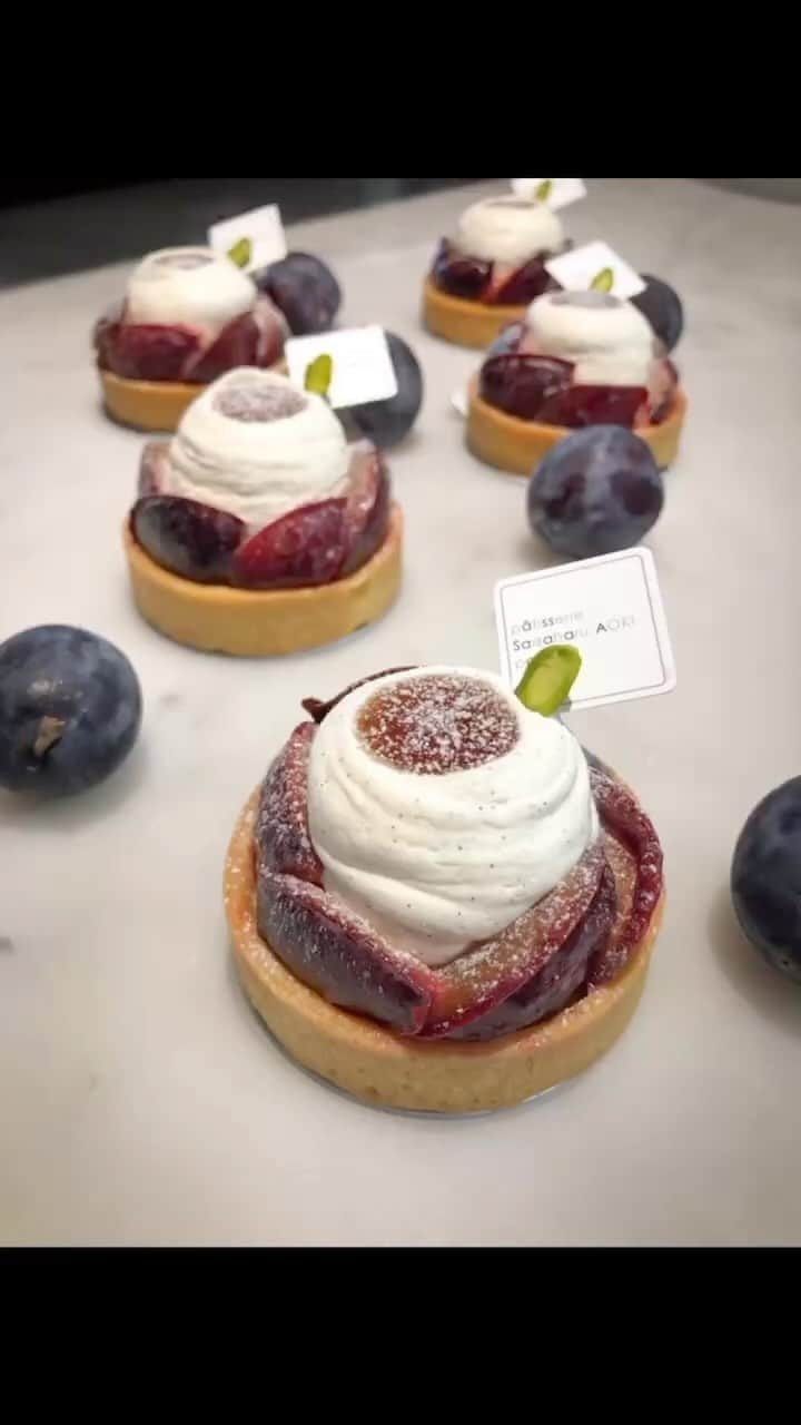 青木定治のインスタグラム：「Tarte aux pruneaux de Nagano !!! 須坂の竹内さんからの分けていただいたプリュヌでアトリエ軽井沢限定のタルトです！ 軽井沢のしのちゃんが撮影、編集してくれました！ でもiPhone が少し古いタイプかも🤣🤣😂 #sadaharuaoki  #サダハルアオキ #paris #france #パリ　#isetan #tokyo #japon  #アムールデュショコラ #isetan #pastry #蛋糕　#케이크 #macaron #galettedesrois #chocolat  #バレンタイン　#ホワイトデー　 #長野県 #Kyoto #京都　#軽井沢 #karuizawa #salonduchocolat #hankyu #isetan #relaisdeserts #抹茶　#matcha」