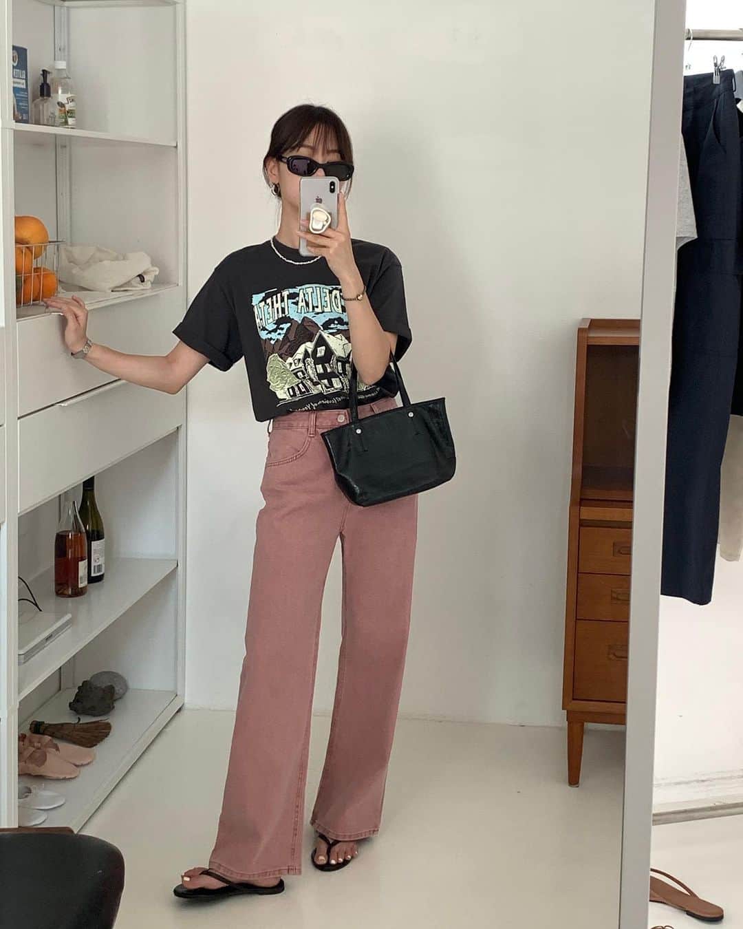 のインスタグラム：「우려와 달리(?) 사랑받고 있는 코디..💗 감사해요🫣 더 다양한 것도 많이 도전하고 보여드릴게요🩶 #BITETHEBULLET#바잇더불렛  + 업데이트 현황은 @bitethebullet.co.kr 요 계정에서 확인가능하세요🧚🏻‍♀️  + 사진속의 코디는 댓글로 문의주시면 업데이트시 안내 다이렉트 보내드리고 있습니다🥳✨」