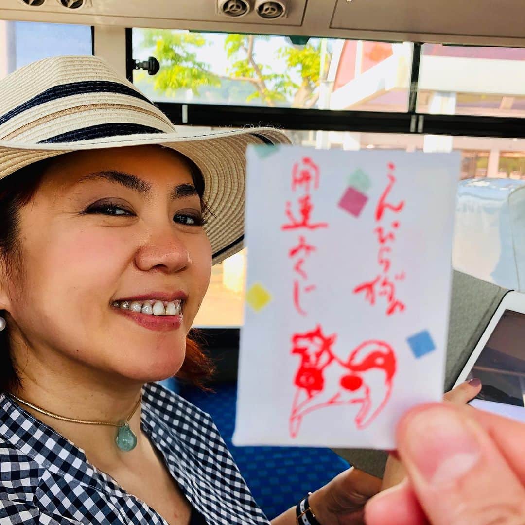 池田有希子のインスタグラム：「私のアルバムには珠麗の可愛いお写真が沢山！  最初の数枚は福間むっちゃんの生前葬ライブを見届けに2人で小豆島の松之木天辺ちゃんの劇場に旅したときのものです。 エンジェルロードという「恋人の聖地」では恋人達が鳴らす鐘を2人で鳴らして爆笑したり、海辺でご飯食べたりお茶しながら弾丸演劇トークしたり、アート展示見ながらお互いの絵画の偏愛を語り合ったり…。むっちゃんがあれから俄然元気になってくれて、珠麗の病気がわかってからも、当然むっちゃんと同じくサバイブしてくれると思っていて…。  食べることも大好きで、2人でキャンティへ行ったり（珠麗の川添梶子様に対する激烈偏愛話付き❤️川添浩子ちゃんと学友だった私より全然詳しいの😊）、横浜の老舗豚カツ屋やアフタヌーンティーへ行ったり、「歴史的に見たら私達って圧倒的に被支配者側なのにさ、優美なコロニアル様式には酔っちゃうの！抗えないのっ！」とコロニアル建築のホテルで優雅にアフタヌーンティー楽しみながらダークジョークでゲラゲラ笑い合ったり、最後のやりとりも「調子戻ったら一緒に香妃園行こうね」だったのですが、それも私達らしい、ということかしら。  宮菜穂子を加えてNINE the musical になぞらえ「3B神」（3人のB型の三美神）と自ら豪語し、うちでひな祭りや夏のタコスパーティーで盛り上がることもしばしば。  LINE履歴はさながら演劇愛の弾丸火の玉キャッチボール。珠麗が翻訳した戯曲データをその場で送ってくれて、そのまま読み終わるまでずっとやり取りしたこともありました。  デヴィッド・ルヴォーと珠麗や「あの」先鋭的メンバーらがtptでかくも美しく激烈な演劇的革命を起こしていた90年代、珠麗と初めて出会いました。美しく才能に溢れ、謙虚で豪快、穏やかでドラマチックな人。仕事で一緒になれたのは実はNINEのみなのに、20代から共にワークショップで深く熱い時間を共にした同志、どれだけ濃ゆい演劇体験を共有できたか。  しゅれいを御見送りするにあたり、まだまだ頭と心がぐちゃぐちゃであります。これが演劇！演劇なんだよ！というしゅれいの声が聞こえるような…  #薛珠麗」