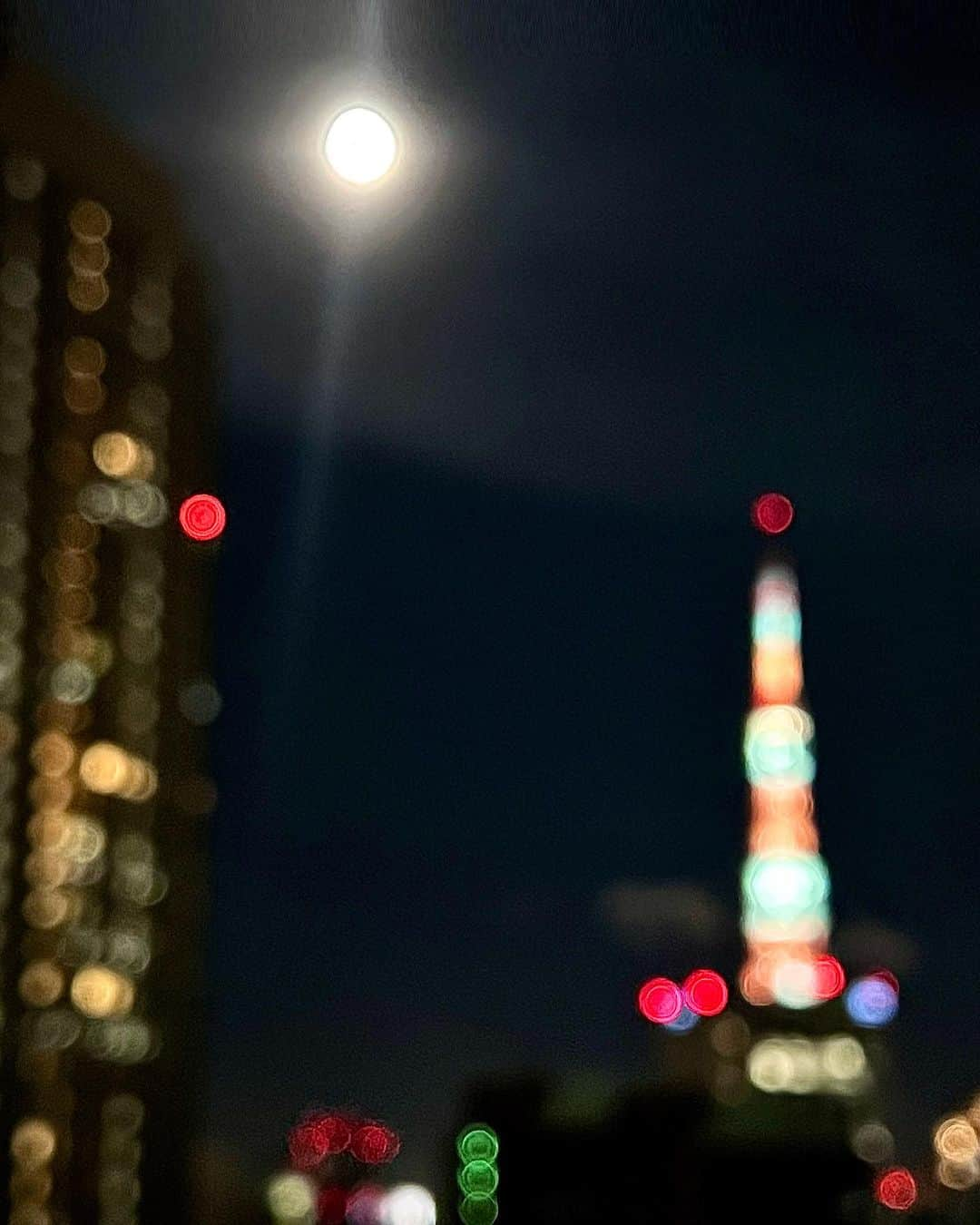 松中みなみさんのインスタグラム写真 - (松中みなみInstagram)「🌕にピント合わせたら… みょうにオシャレな1枚が撮れた😘  あのね、 8月4日にみんなにご報告があります🍀  聞いてもらえたら嬉しいな✨  それではっ 　おやすみなみ〜🌕💤  #今日は満月  #奇跡の一枚」8月2日 23時07分 - minami_matsunaka