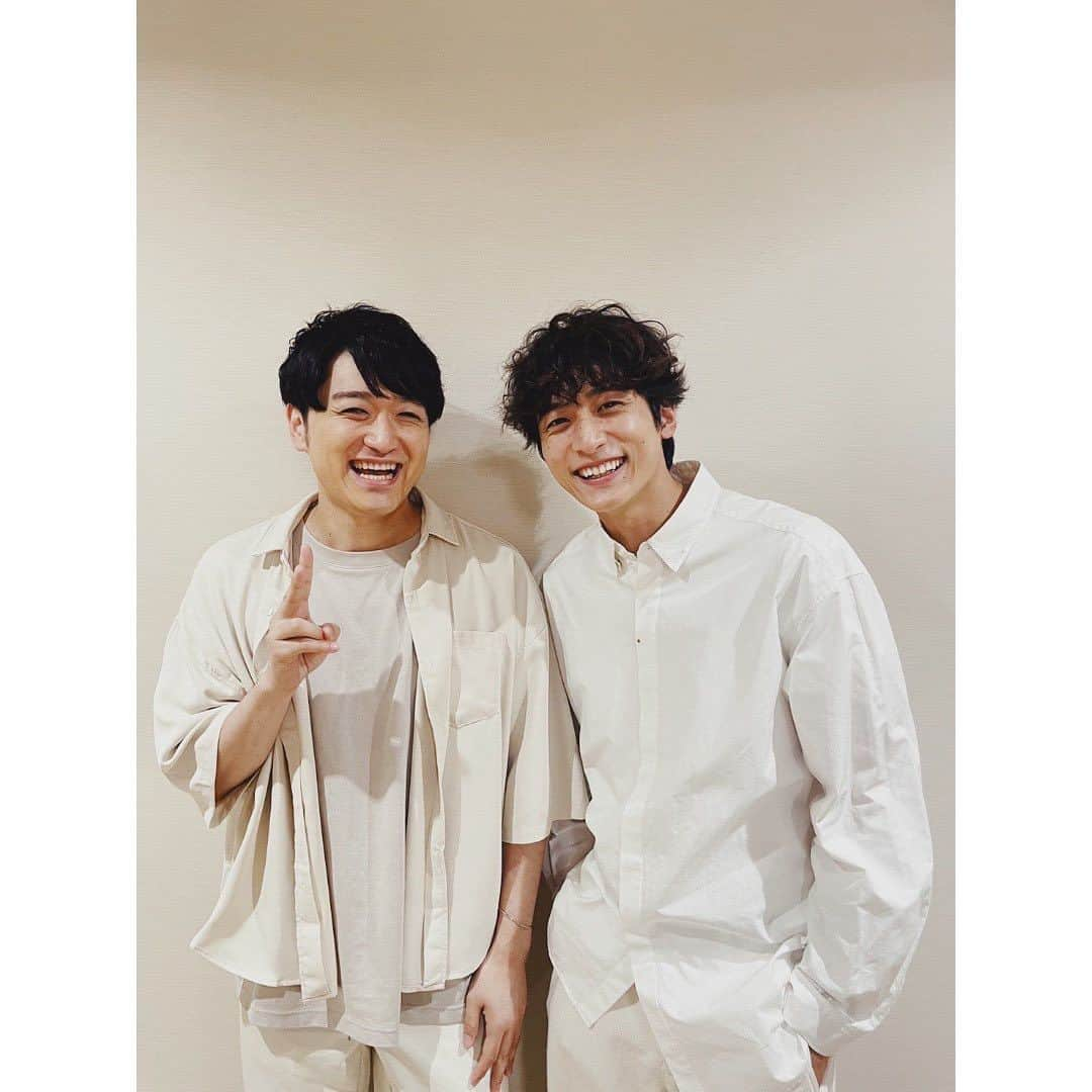 工藤秀平さんのインスタグラム写真 - (工藤秀平Instagram)「#BBBch ありがとうございました！3年前、僕らが描いていた未来が「ぜんぶ、ほんと」になって、今日こうして、裕太くんとステージの上で『ぜんぶ、うそ』を一緒に歌うことができて、本当に本当に嬉しかったです。小関裕太は宇宙一素敵な男だ！また一緒に曲作ろう！  本日のMember Vo. @yuta_koseki_68 & @kkshuhei Dr. @akiohisa  Ba. @shingo_minoshima  Pf. @kiuchitomoki   相方マサヒデ、大久保薫さん、バンドメンバーにも大感謝です！  Lyric :小関裕太、工藤秀平 Music:小関裕太、工藤秀平、木村マサヒデ（@kkmasahide） Arrange:大久保薫（@kaoruokubomusic ） Movie : Takuya Nagata（ @nagatanotakuya ）  #ぜんぶうそ  #小関裕太  #工藤秀平」8月2日 23時12分 - kkshuhei