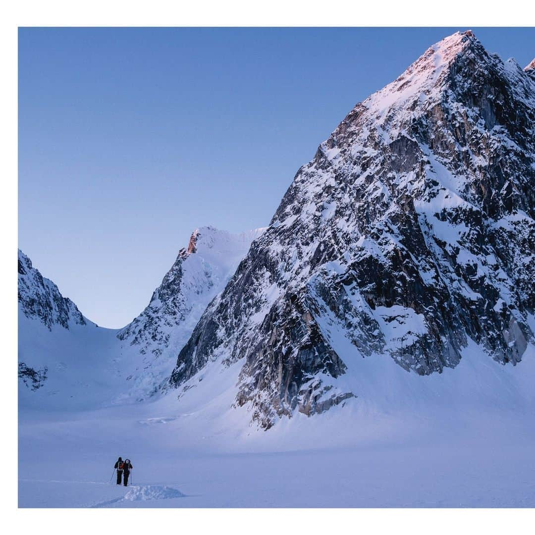 フェザーフレンズのインスタグラム：「PART 2: “No more than 42 hours after leaving Seattle, the three of us skied away from camp towards the base of the route. On our backs we carried two and a half days of food and fuel, some light bivy gear, and one small two-person tent to be shared between the three of us. ⁠ ⁠ The first 3,000 feet of the route began with an impressive face of mixed snow and rock. Our chosen route meandered its way through a mixture of steep snow fields and ice runnels. Luck was on our side, as the snow conditions allowed for easy travel and the spectacular granite of the Kichatnas provided good protection and anchors when needed. ⁠ ⁠ Once atop the buttress, we finally had a good look at the half mile of corniced ridge ahead. Thanks to solid snow conditions, we were able to bypass the worst of the ridge by traversing low across the NE face. This provided relatively easy access to the final summit pyramid.⁠ ⁠ We reached the summit at 9 pm, as lenticular clouds formed on the horizon…⁠ ⁠ [...]⁠」