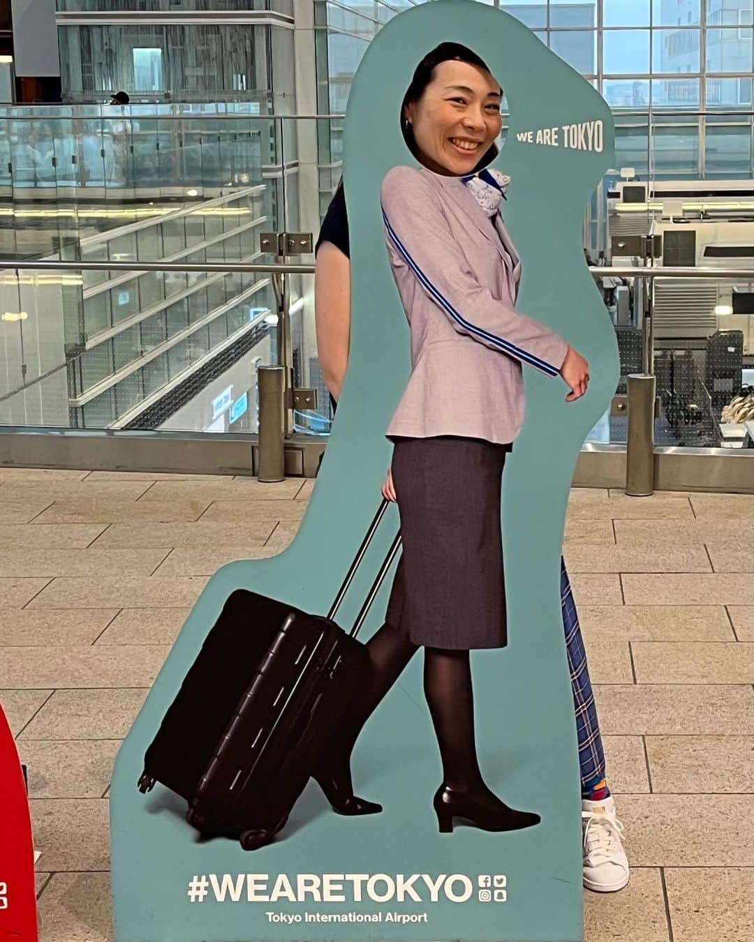 のインスタグラム：「✈️  8月がはじまった！  飛び立ちたい気持ちを抑え、お迎えに行った空港で1枚。  顔はめパネル…ハミ出ちゃってるし🤪  普段から枠に収まりきらない私にぴったり！笑  今月も北へ西へ予定を詰め込んでおります。  まずは明後日プールの予定👙  暑すぎて溶ける毎日だけど夏を楽しも🍧  #wearetokyo」