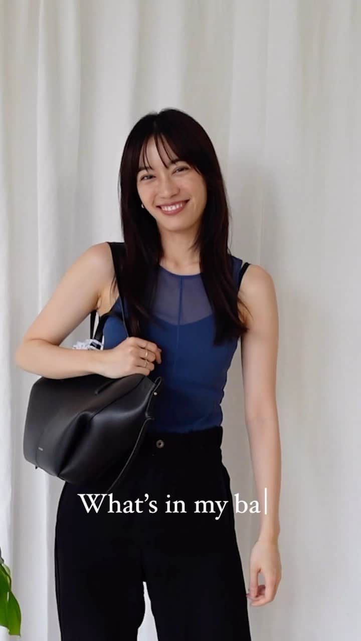 甲斐まりかのインスタグラム：「What’s in my new bag?❤️ up on my YouTube! おニューのバッグは使いやすくて、とにかく人にどこのブランドか聞かれる @polene_paris 🍑もうすぐ東京にもお店できるらしい🧚🏻‍♂️  #かばんの中身 #youtube  #whatsinmybag #poleneparis」